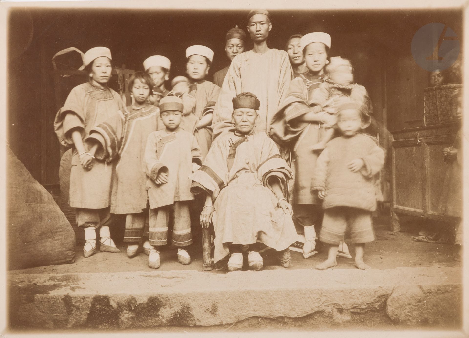 Photographe non identifié 
Tonkin, c. 1883-1886. 
Cao Bang. Cheping Houey Kouan. I Hou. Bau Sa. Chinois empaquetant du thé. Plaine de Hemao. Temple des eaux. Préfet de Hemao et sa fille. Temple de Confucius. Temple du dieu des richesses. Plantation de thé. Muong Hou. Village Lolo. 
36 épreuves sur papiers citrate et argentique d’époque, accompagnées de leurs légendes sur étiquettes. Quelques annotations manuscrites aux versos. 
Format moyen : 13x18 cm