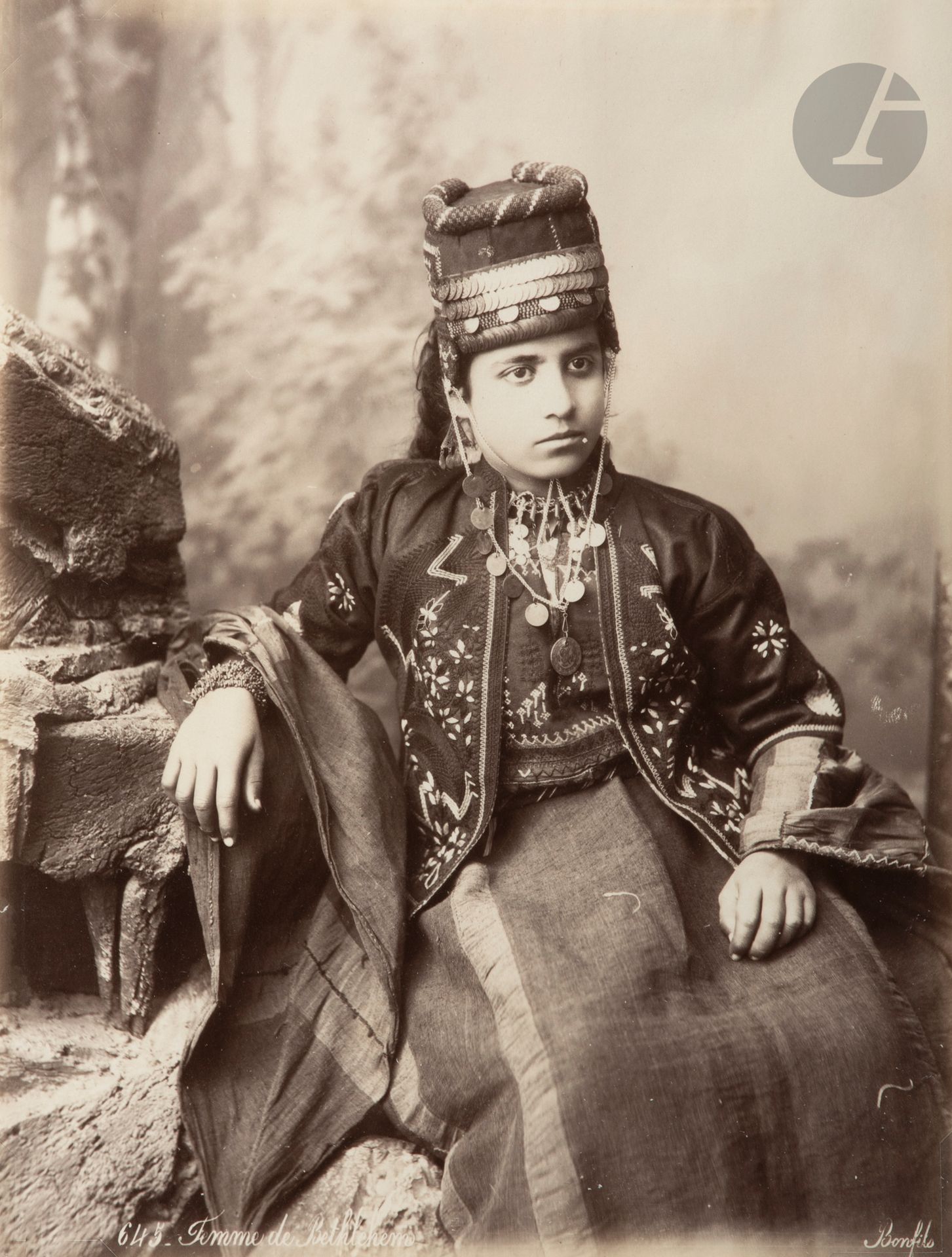 Félix Bonfils - American Colony - Tancrède Dumas - Luigi Fiorillo et divers 
Palestine, c. 1870-1890. 
Femme de Bethléem. Bédouins. Musiciens. Jérusalem. Maison de Simon corroyeur. Gardien du tombeau des rois. Moukères. Juifs de Jérusalem. Mont Carmel. Monastère de Mar Saba. Tombeau de Rachel. Mont des béatitudes. Bethléem. Vasque de Salomon. Tibériade. Nazareth. Hébron. Rives du Jourdain. 
29 épreuves sur papier albuminé, certaines contrecollées sur cartons. Nombreux crédits de photographes et légendes dans les négatifs. 
Formats : de 14x21 à 28x22 cm