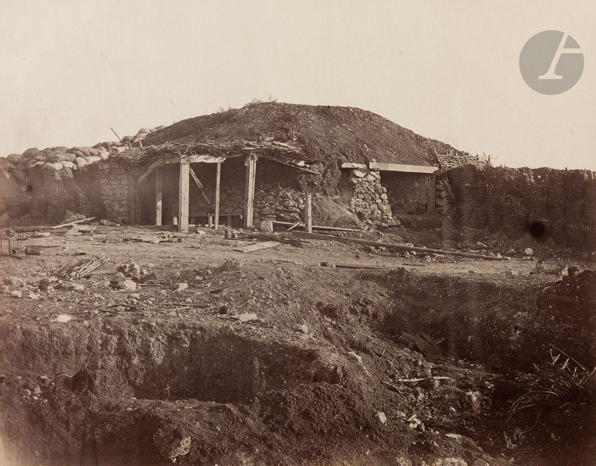 James Robertson (1813-1888) - Felice Beato (1832-1909) 
Guerre de Crimée, c. 1855. 
Bomb proof hut in the Redan. 
Épreuve sur papier albuminé, contrecollée sur carton. Légende dans le négatif en bas à gauche. Légende à l’encre «This hut was made for the general in command of the troups in the Redan» sur le montage en bas. 
23,2x29,7 cm