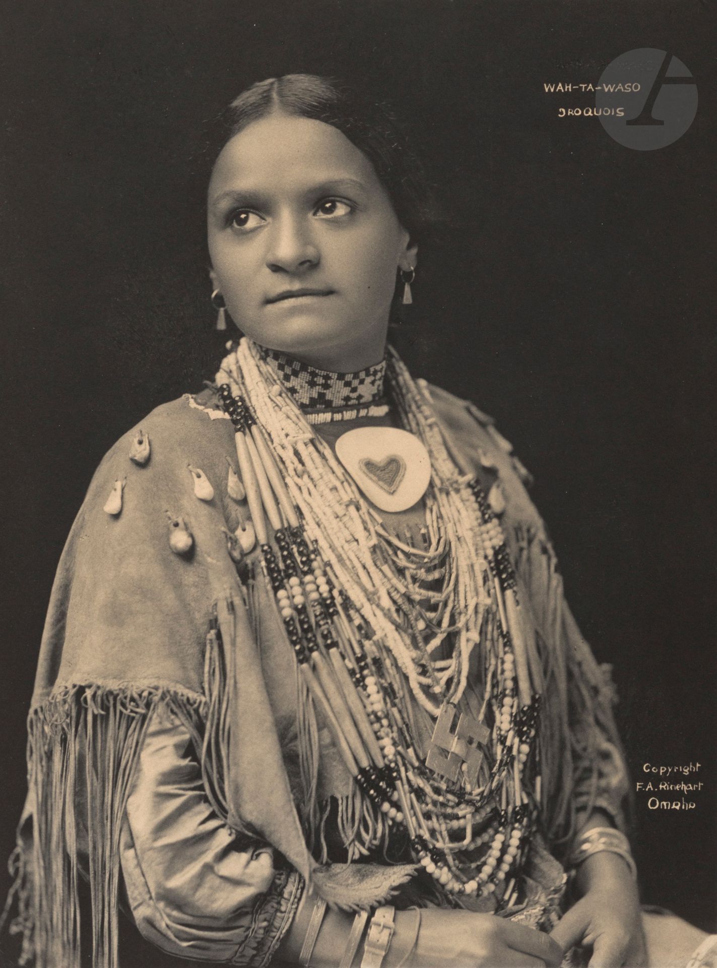 Frank A. Rinehart (1861-1928) 
Wah-Ta-Waso. Iroquois, 1898. 
Épreuve au platine d’époque, contrecollée sur carton. Titre et copyright dans le négatif à droite. 
Image : 24x17,5 cm / Feuille : 24,8x17,7 cm