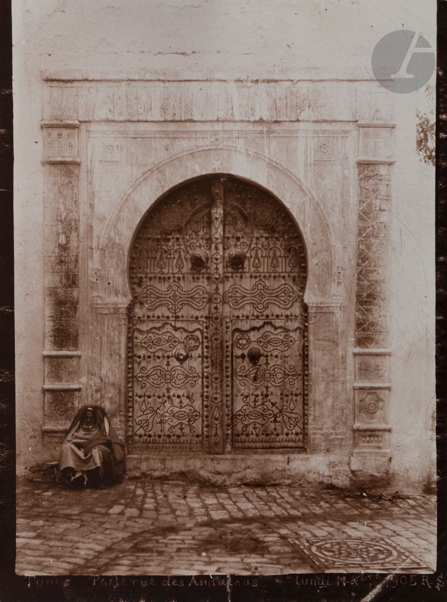 Photographe amateur (R. S.) 
Algérie. Tunisie, 1905. 
Tunis. Fort des Andalous. Bizerte. Sfax. Gafsa. El Jem. Aïn Tounga. Alger. Le port. Hammam Meskhoutine. Béjaïa. La grande mosquée. Blida. 
65 épreuves sur papier citrate contrecollées sur cartons. Nombreuses légendes, dates et crédit du photographe «R. S.» dans les négatifs. 
Format moyen : 8,5x11,5 cm