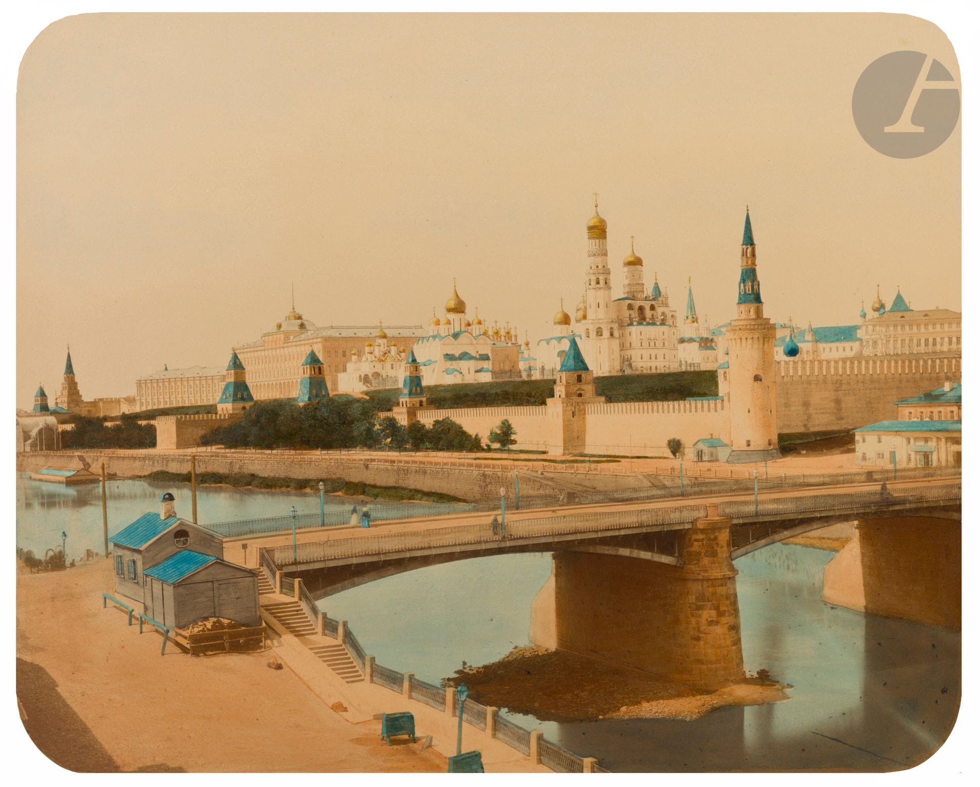 Martin Scherer et Georgy Nabholz 
Le Kremlin depuis le pont de Moskvaretzky, c. 1865-1870. 
Épreuve sur papier albuminé, rehaussée à l’aquarelle, contrecollée sur carton des photographes. Crédit des photographes et légendes sur le montage en bas. 
35,2x43,2 cm 
 
On joint : 
Saint-Pétersbourg. Moscou. Kremlin. 
Deux (2) épreuves sur papier albuminé contrecollées sur cartons. 
Format moyen : 21x27 cm