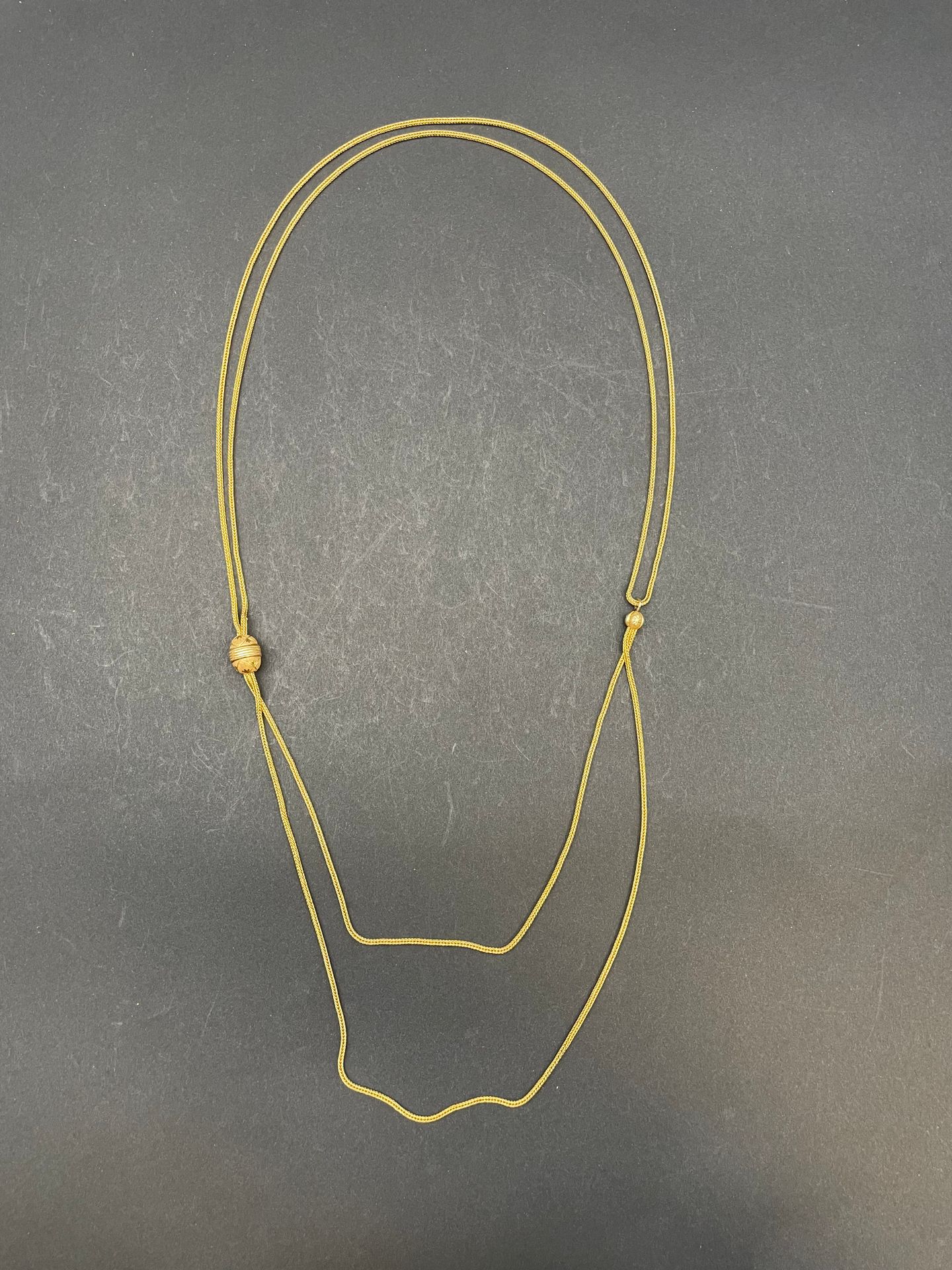 Long 916/°°° gold chain with 750/°°° gold necklace
Net weight: 42.1 g