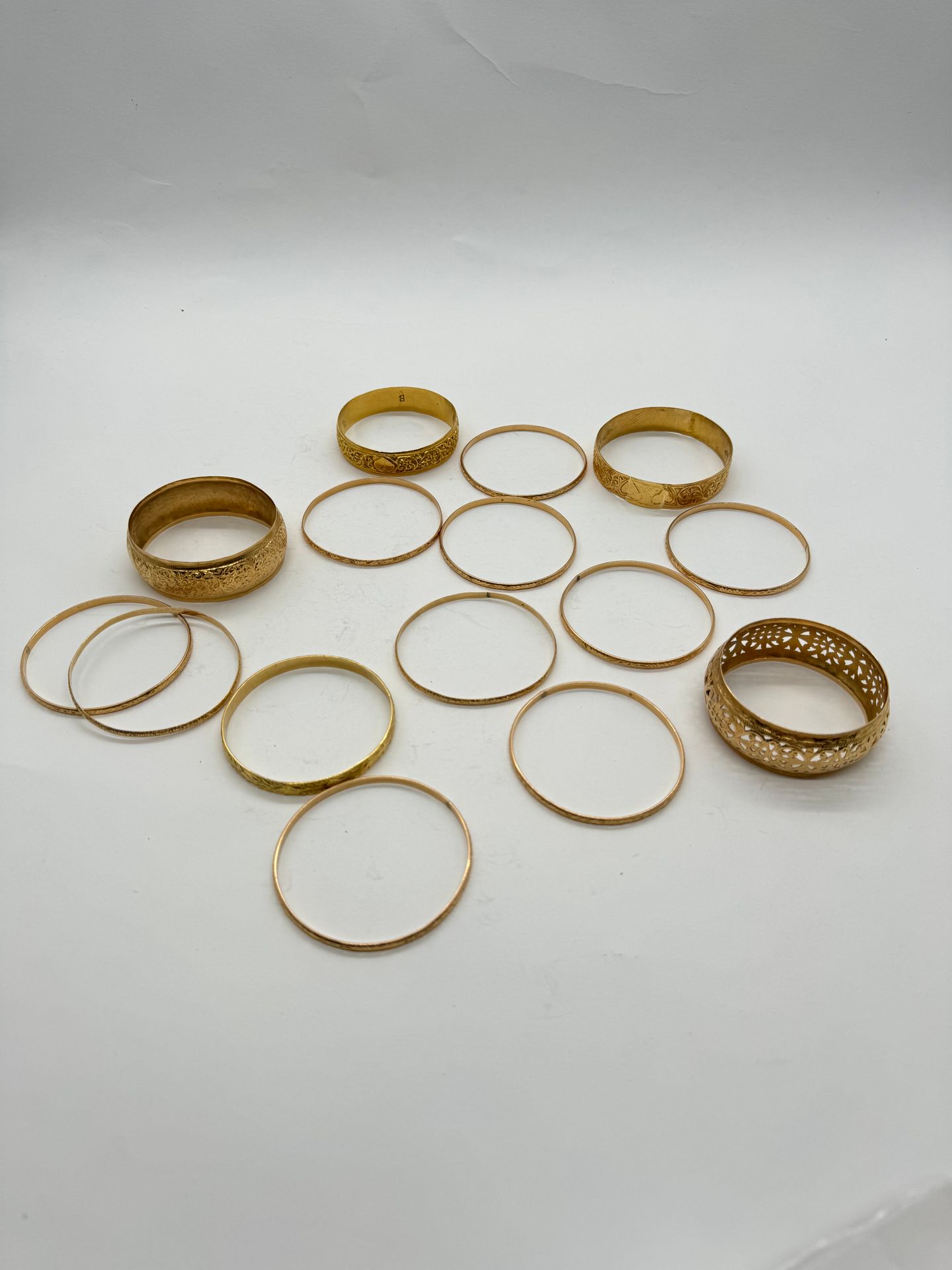 Un lot de 15 bracelet en or. Afrique du Nord.
3 bracelets dont un en bris en or 585/°°°, poids net : 56.02 g
12 bracelets en or 750/°°°, poids net : 283,6 g. 
soudures en or mixte. 
Poids total: 348,2 g