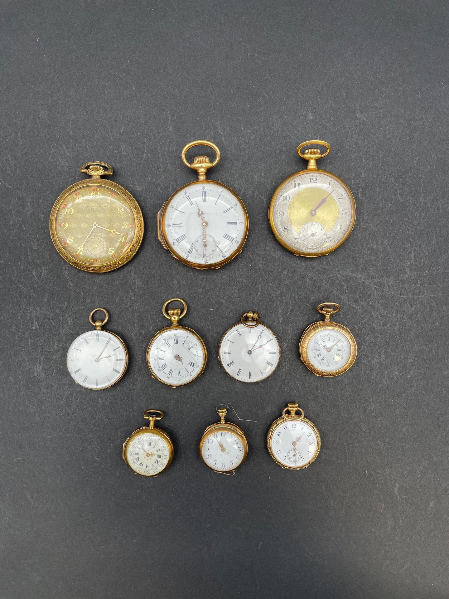Lot de 10 montres de poches : 
2 montres en or 750/°°° à double fond poids brut : 34.4 g
2 montres en or 585/°°° à double fond. poids brut : 129.9 g
2 montres en or 750/°°° à double fond. la coque interne en métal doré. poids brut : 47.5 g
3 montres en or 750/°°°° et 585/°°°. Le double fond en or 750/°°° et la partie avant en or 585/°°°.  poids brut : 62.2 g
on joint une montre en métal doré. 

poids brut total : 274 g.