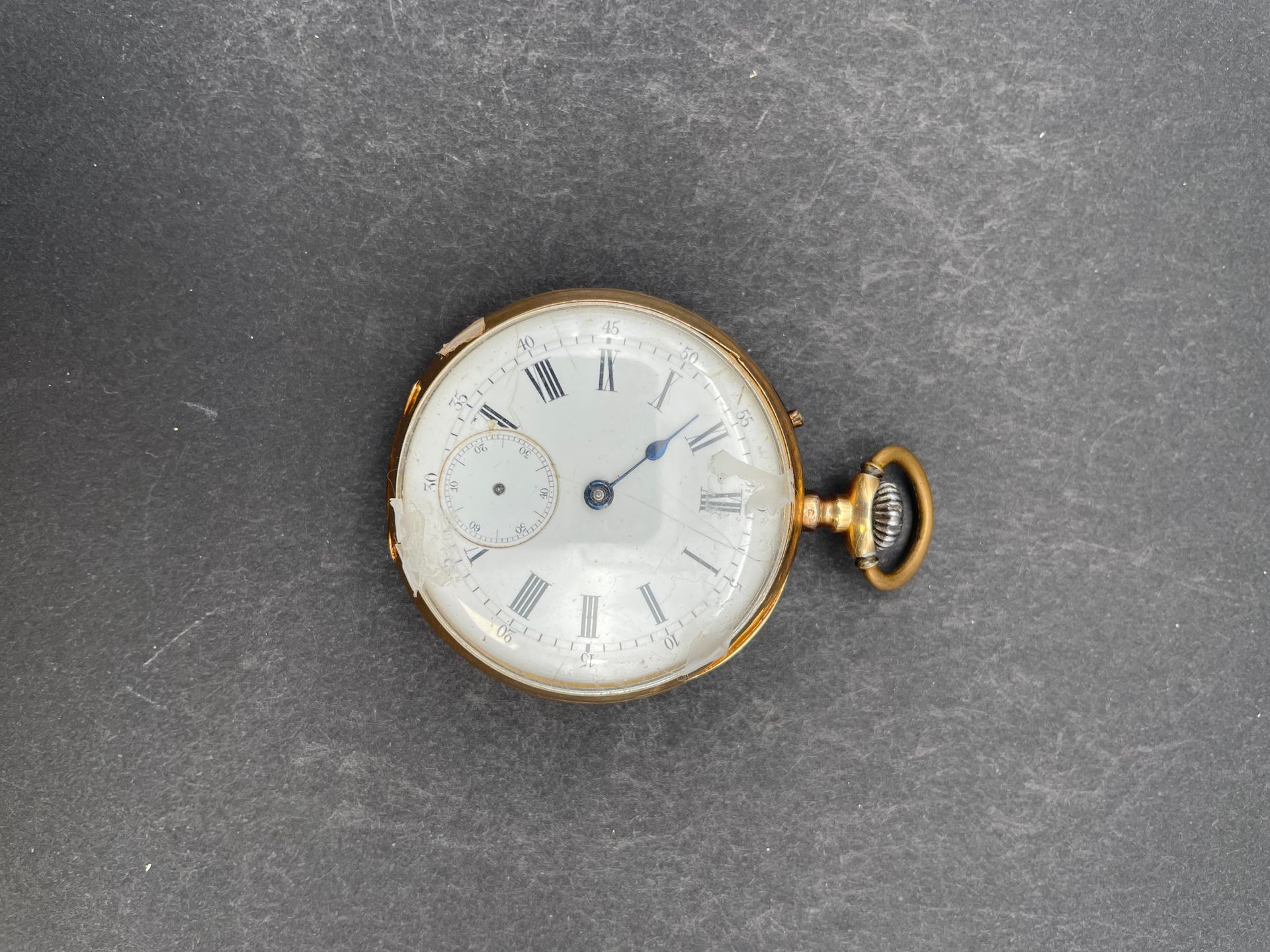 Montre de poche en or 750/°°°, la lunette en or 585/°°°
Poids brut : 58.4 g
(accident manque verre)