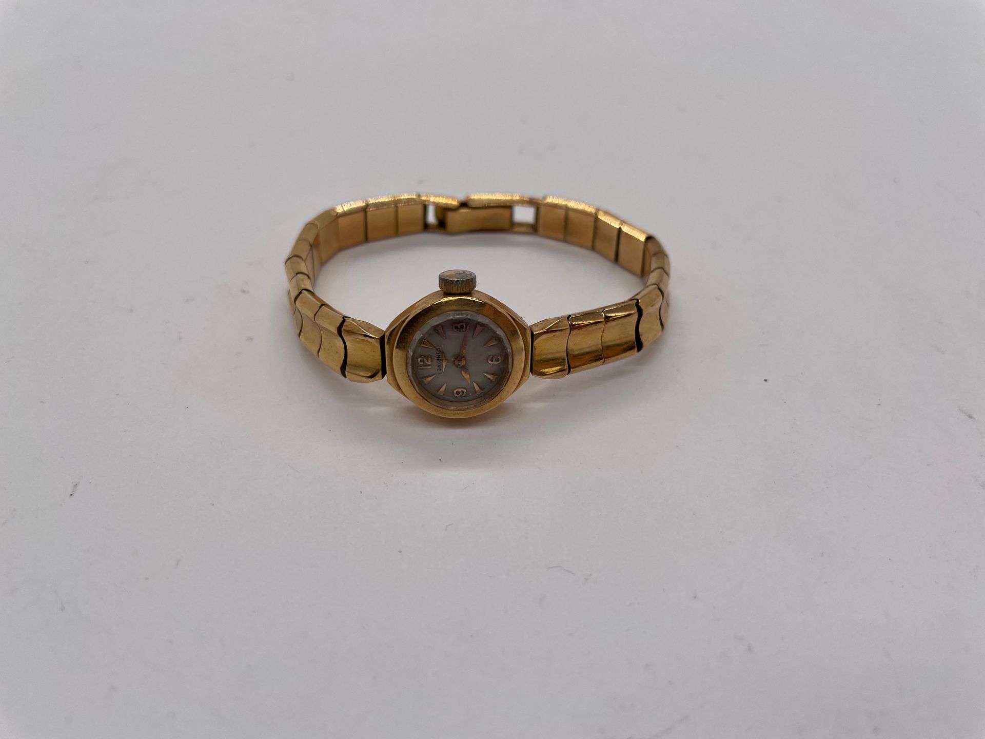 Une montre bracelet de femme en or 750/°°°, poids brut : 25 g.
on joint une montre de dame en métal doré. 

Poids brut total : 53 g