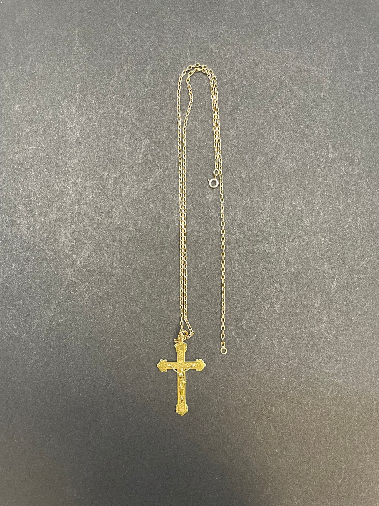 Chaîne en or et croix en or gravée
or 750/°°°
Poids net : 11,7 g