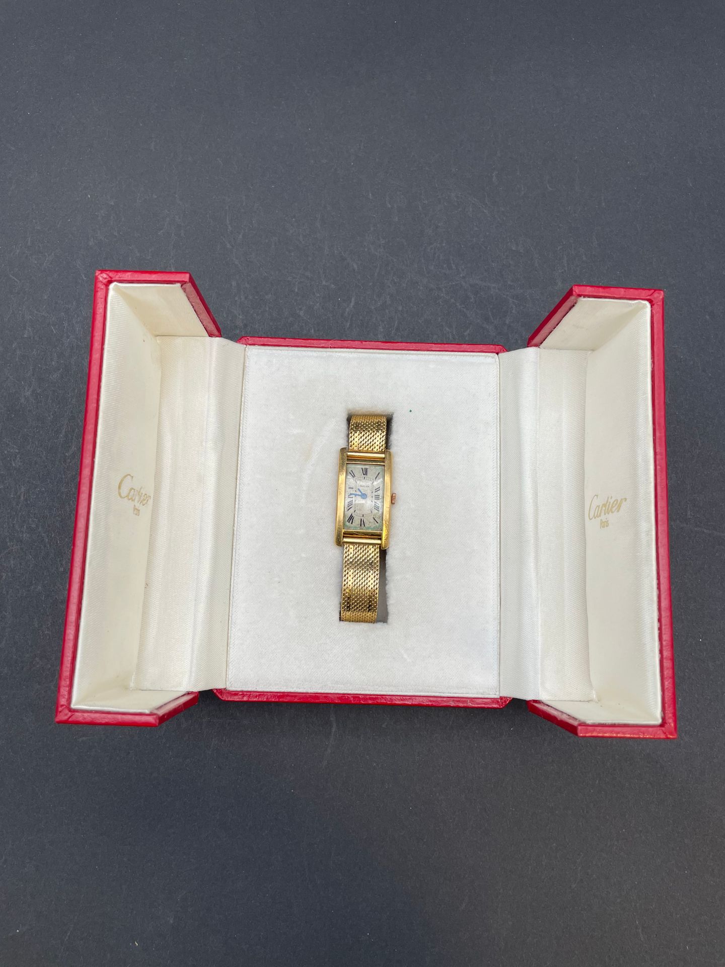 Montre bracelet de dame en or 750/°°° 18K dans le goût du modèle Tank Americaine, ref. 44495
Poids brut : 42,5 g
Ecrin