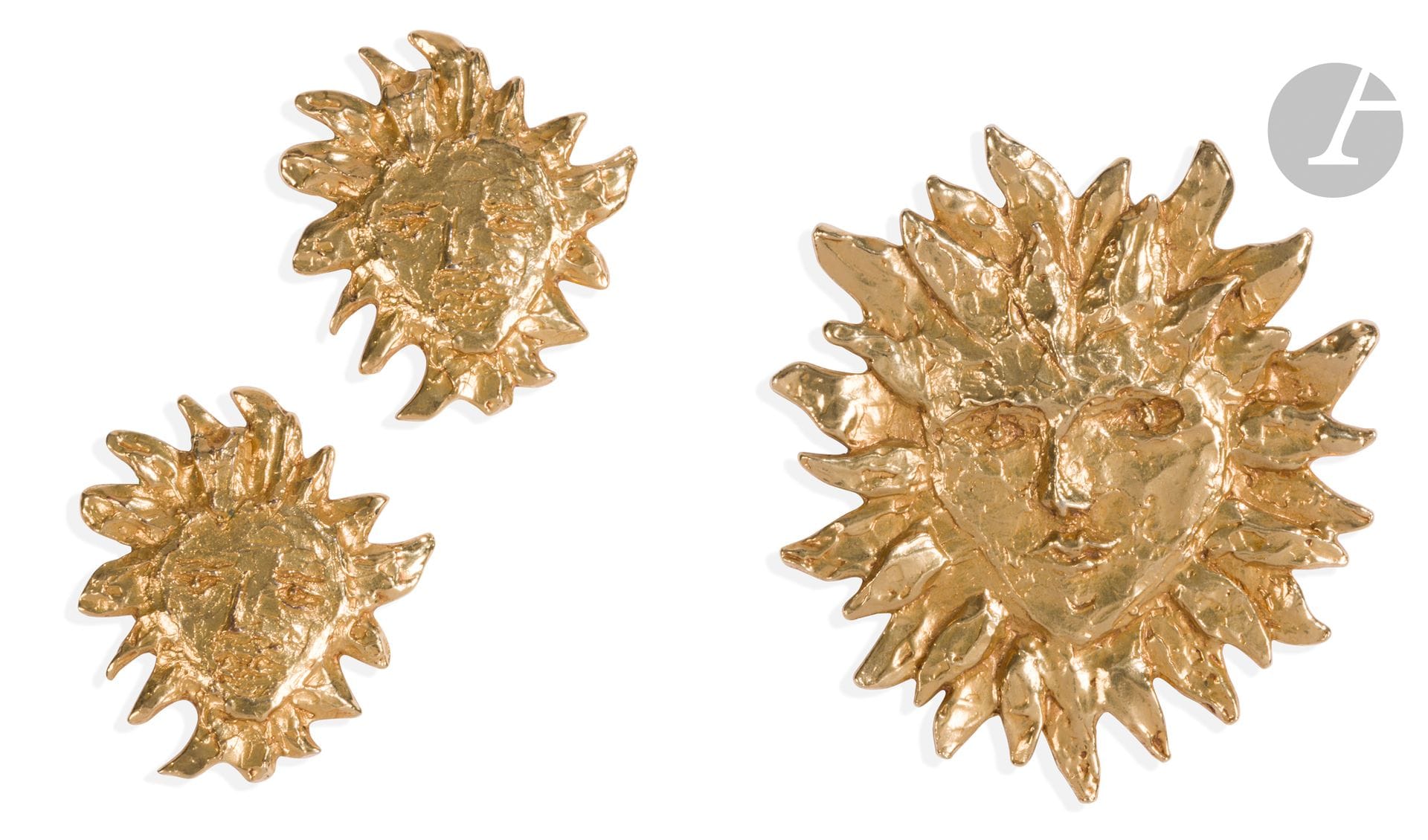 Yves SAINT LAURENT
Broche soleil en métal doré et sa paire de clips d'oreilles assortie. Signés YSL. 7,5 x 8 cm