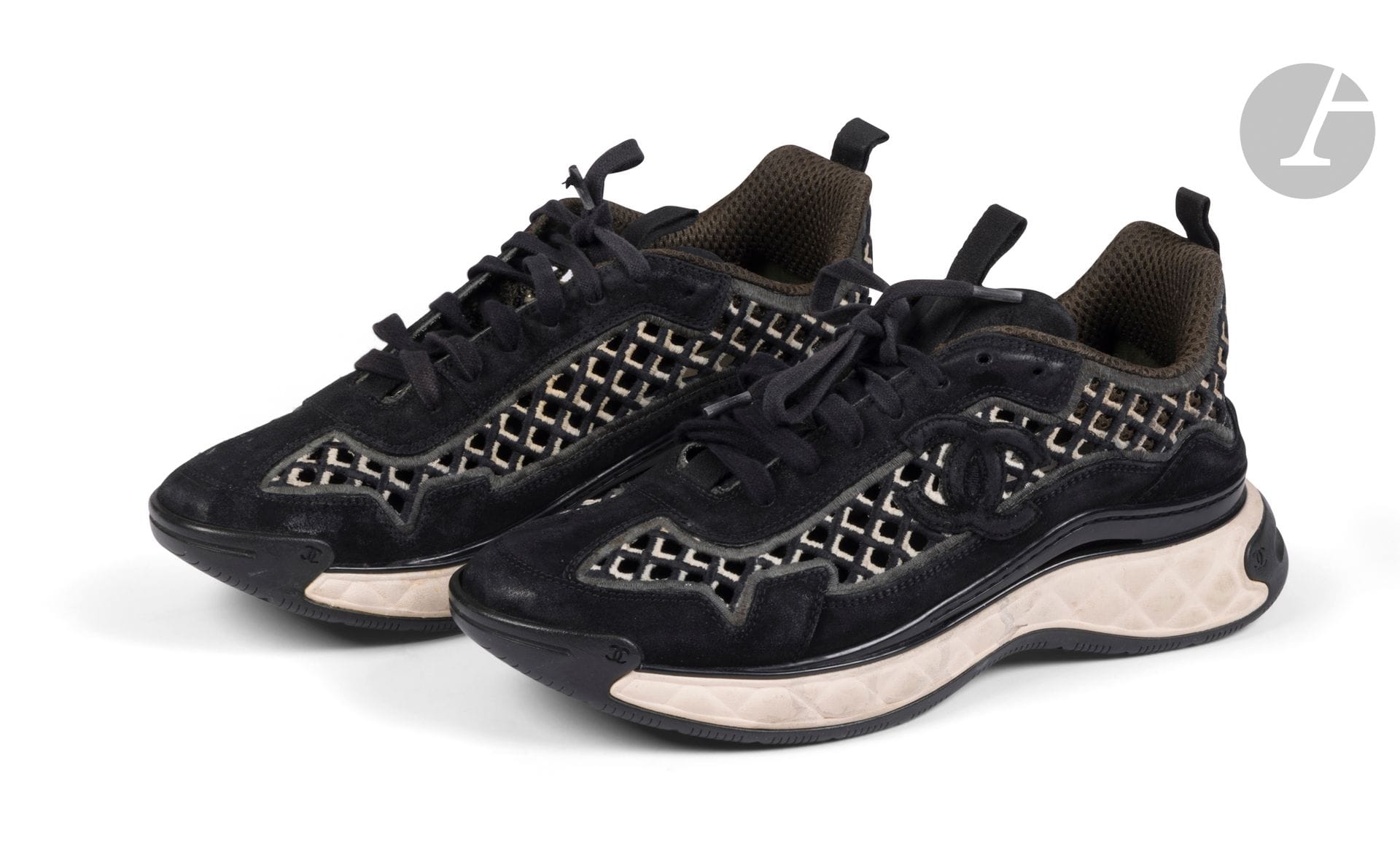 CHANEL
Paire de sneakers en veau velours noir et jours en broderie façon treillage noir et blanc. T.39,5 indiquée (petites traces d'usage)
