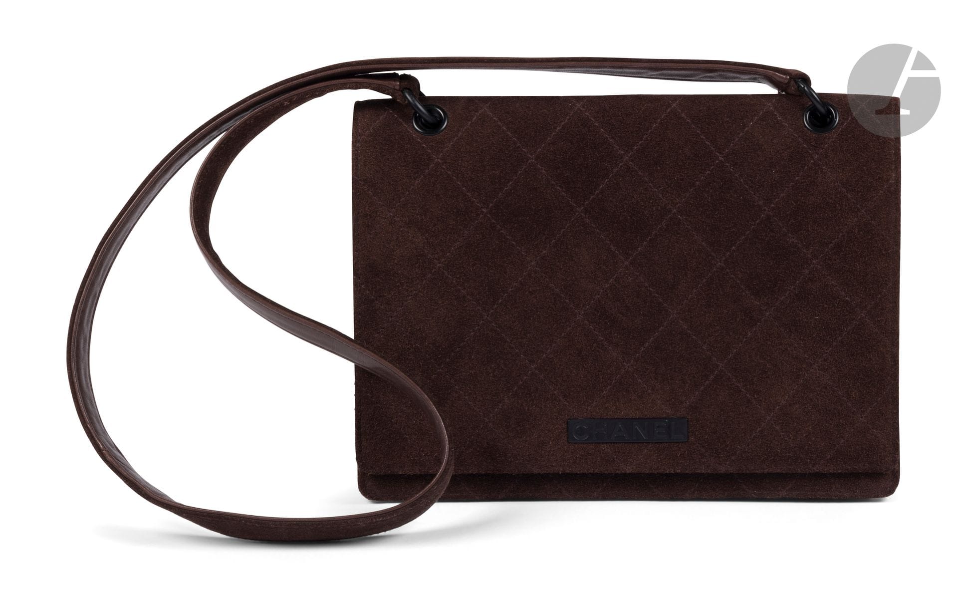 CHANEL
Sac en veau velours marron surpiqué, garniture en métal mat noir, fermoir aimanté, hologramme, vers 1998.
25 x 19 x 9 cm