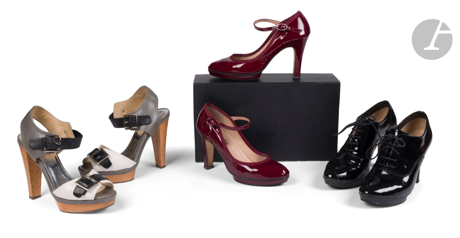 REPETTO et COACH
Trois paires de souliers à talons et plateforme (traces d'usage) : une paire de richelieues en cuir verni noir, T.38, H : 9 cm, dans sa boîte, une paire de babies en cuir verni rouge bordeaux, T.38, H : 9 cm, dans sa boîte, et une paire de sandales Coach en cuir gris, blanc et noir, T.7,5, H : 10 cm