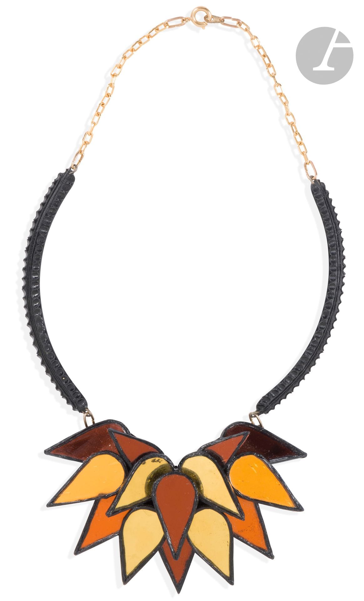 Irena JAWORSKA (1925-2021)
Collier ras de cou en résine noire et petites plaques dans les tons dorés en forme de pétales. Signé. Diam. : 11,5 cm
Provenance : Collection particulière, Paris
Acquis directement auprès de l'artiste