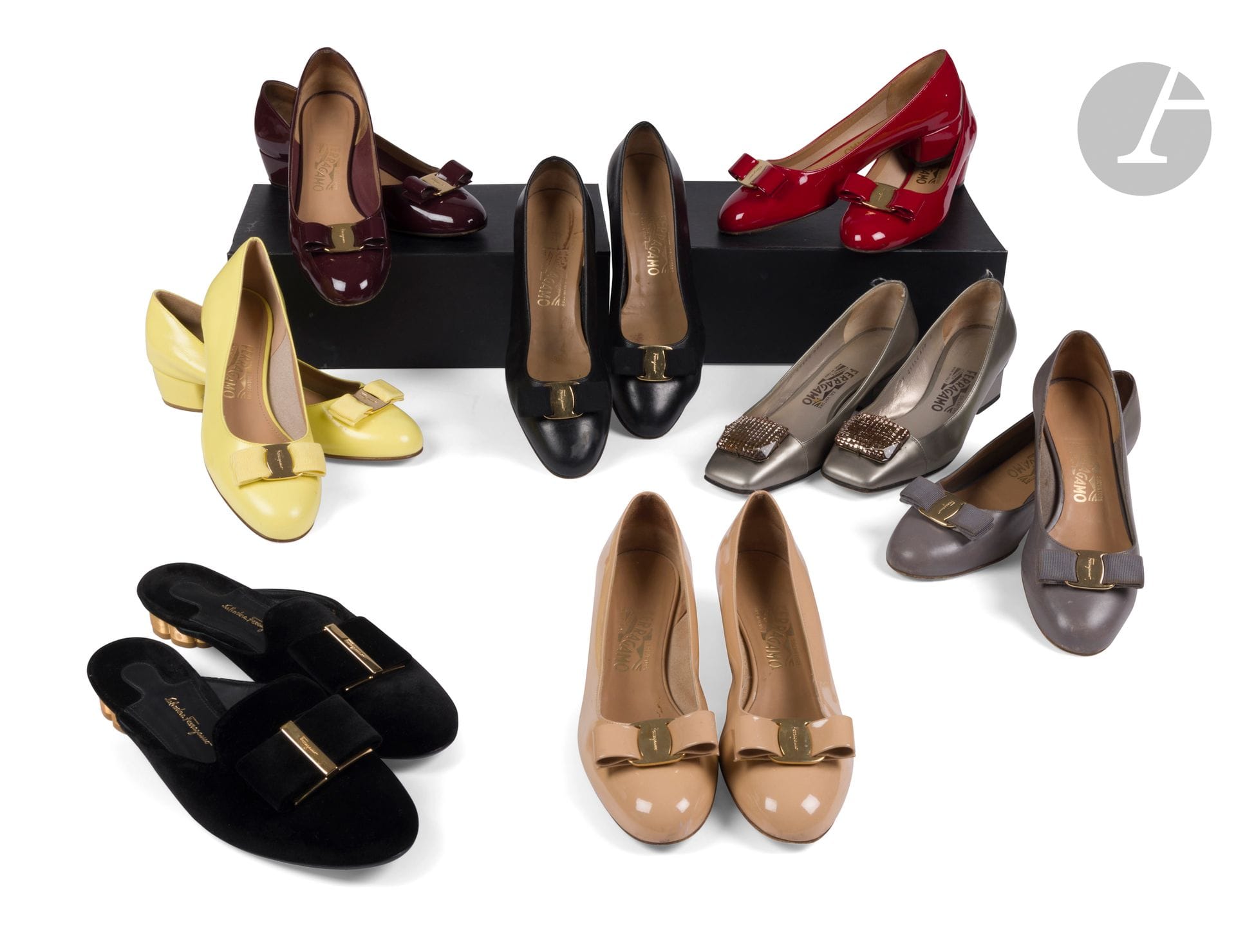 Salvatore FERRAGAMO
Lot de huit paires de souliers . T.39 et 39,5 indiquées (traces d'usage, en l'état) : une paire de mules en velours noir et sept paires de ballerines à nœud en cuir et cuir verni