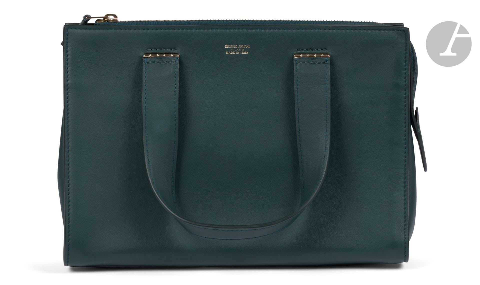 Giorgio ARMANI
Sac en cuir vert, deux petites anses, intérieur en cuir taupe. 30 x 21 x 12 cm (état proche du neuf)