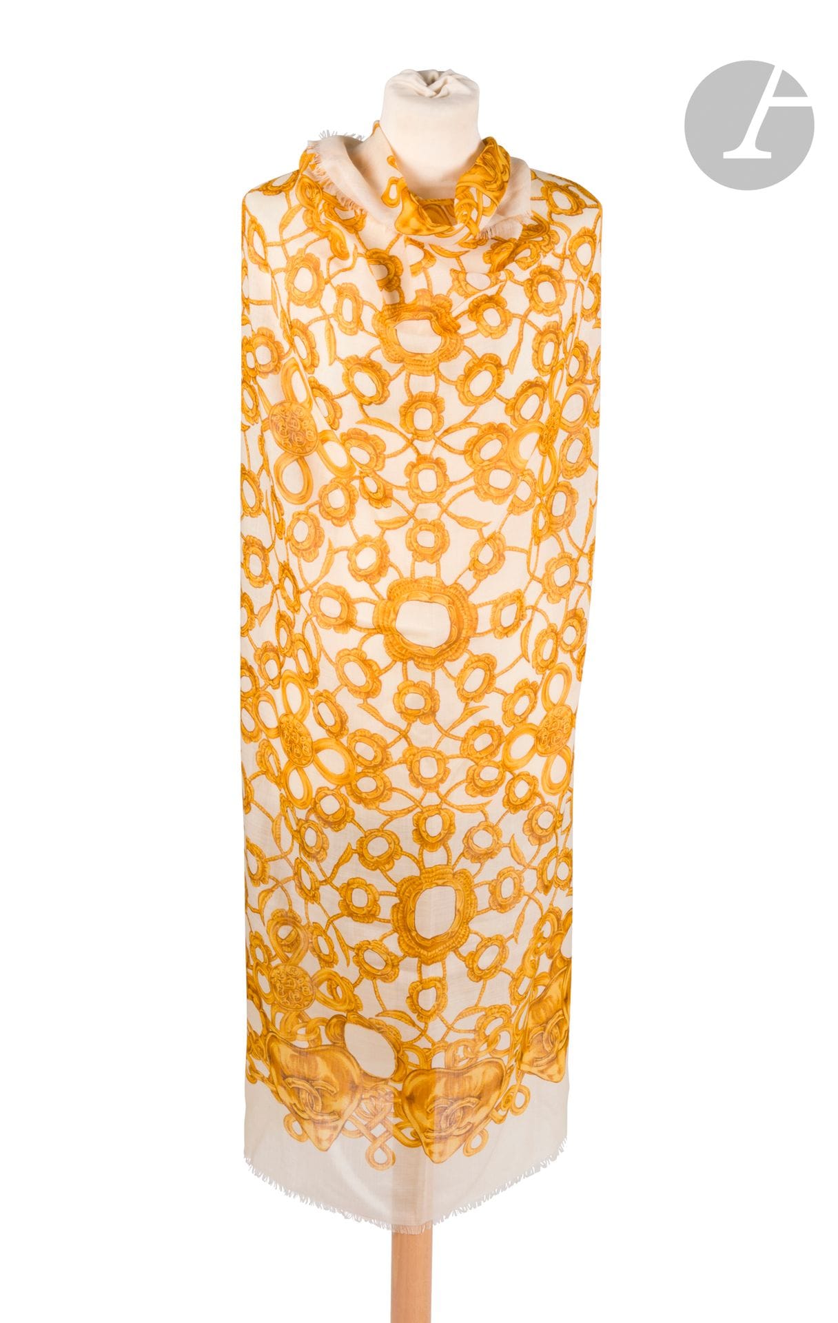 CHANEL
Châle en laine et soie crème à décor de bijoux. 140 x 140 cm