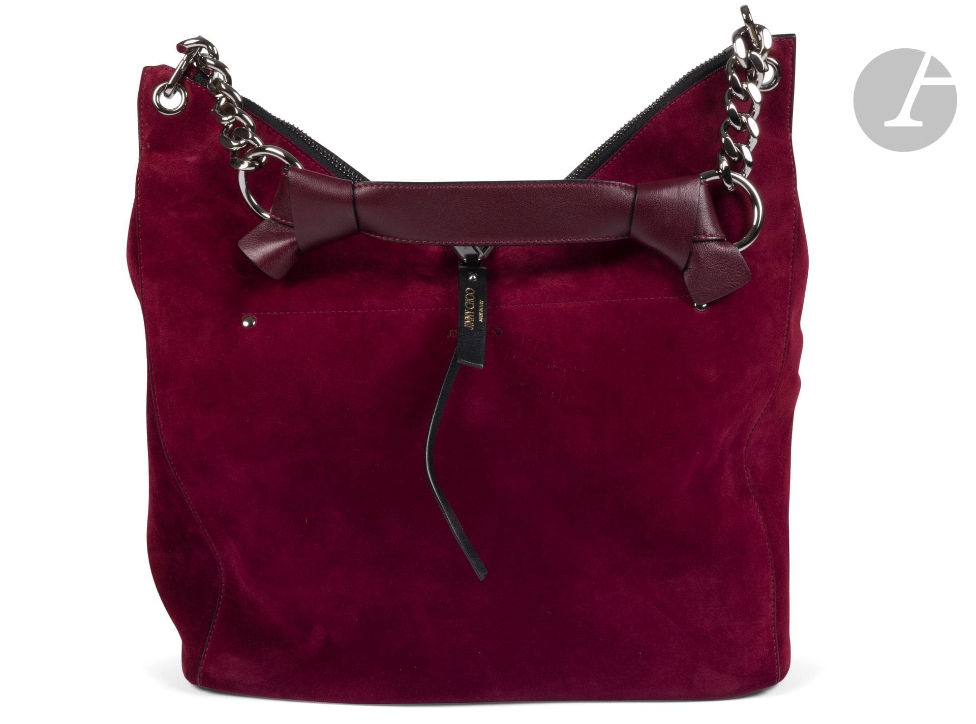 JIMMY CHOO
Sac en veau velours bordeaux, anse en cuir lisse et gros maillons en métal, fermeture à deux zips, dans sa housse. 34 x 30 x 16 cm (état proche du neuf)
