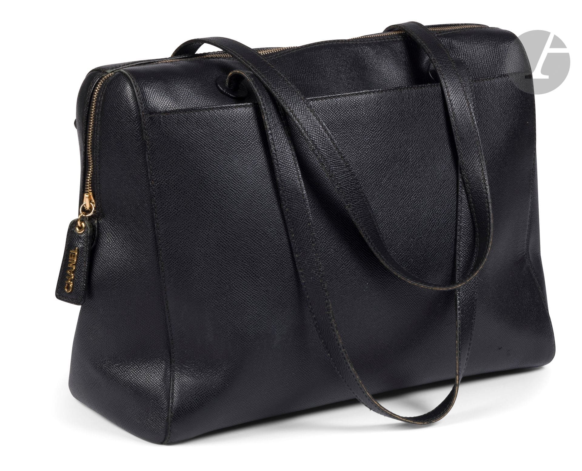 CHANEL
Large black grained leather bag, gold metal trim, in bag
40 x 34 x 16 cm
(some traces of use)