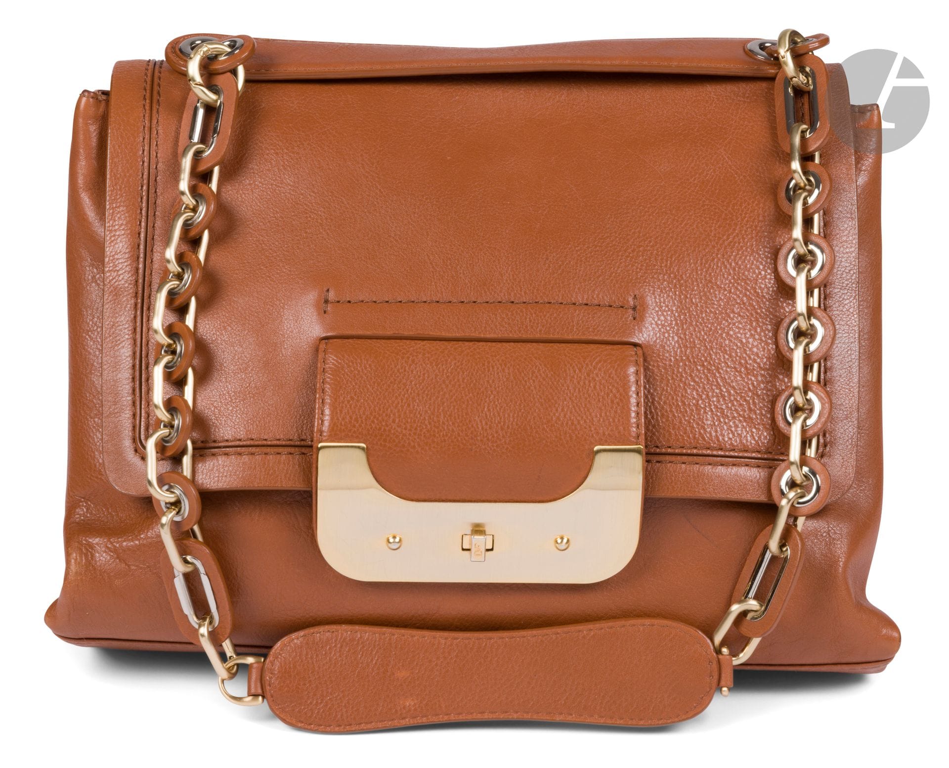 Diane VON FURSENBERG
Sac en cuir marron, garniture en métal doré, anse chaîne alternée de disques rigides plaqués de cuir, bandoulière et pompon amovibles, intérieur en toile, dans sa housse. 33 x 26 x 6 cm (trace de stylo sur le devant, légères traces d'usage)