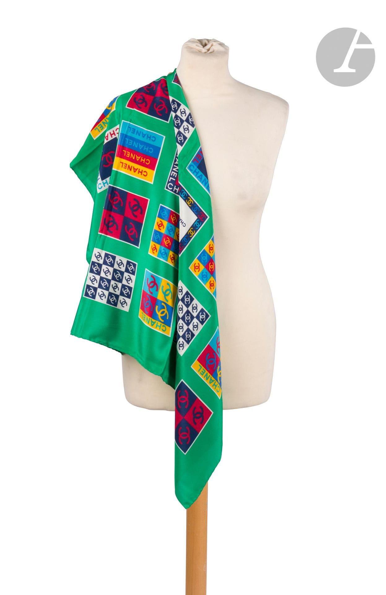 CHANEL
Green silk crepe scarf decorated with logos. 86 x 90 cm (some discoloration)