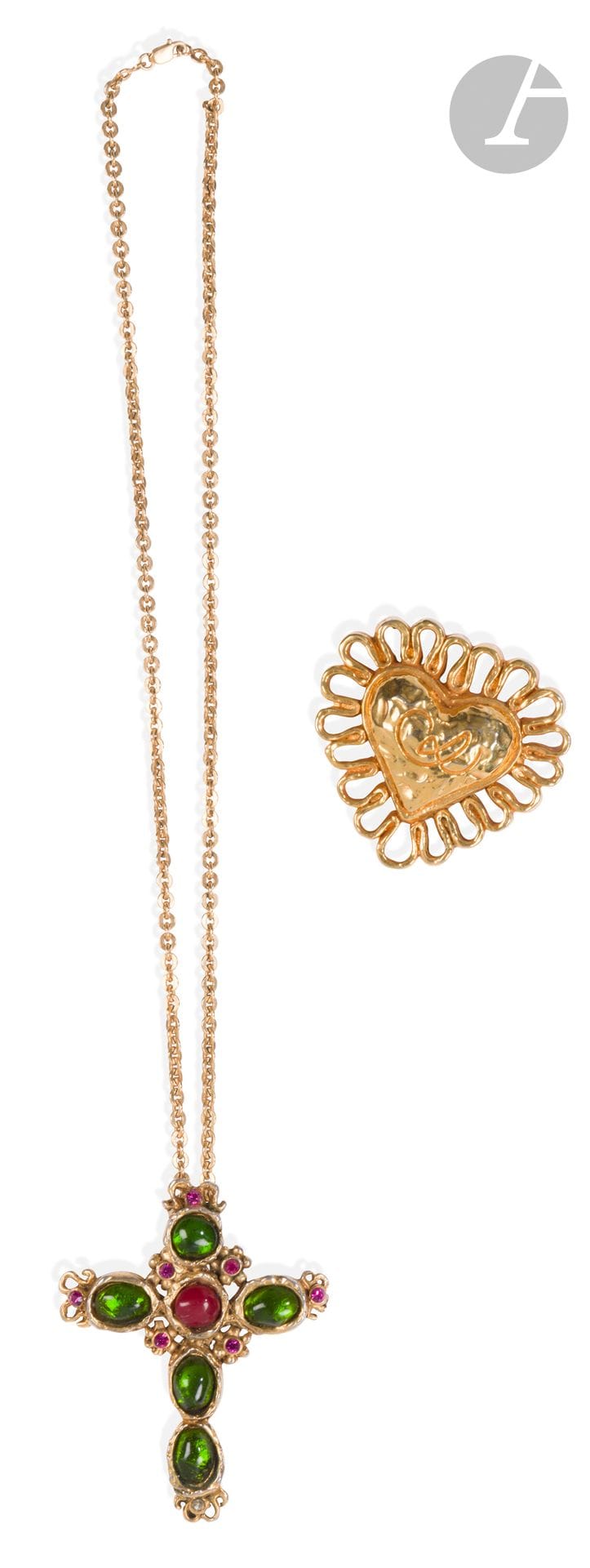 Christian LACROIX
Une broche cœur en métal doré et un pendentif croix en métal doré sur sa chaîne, croix à cabochons de couleurs (manque un strass). Signés. 6,5 x 6,5 cm et 8,5 x 7 cm