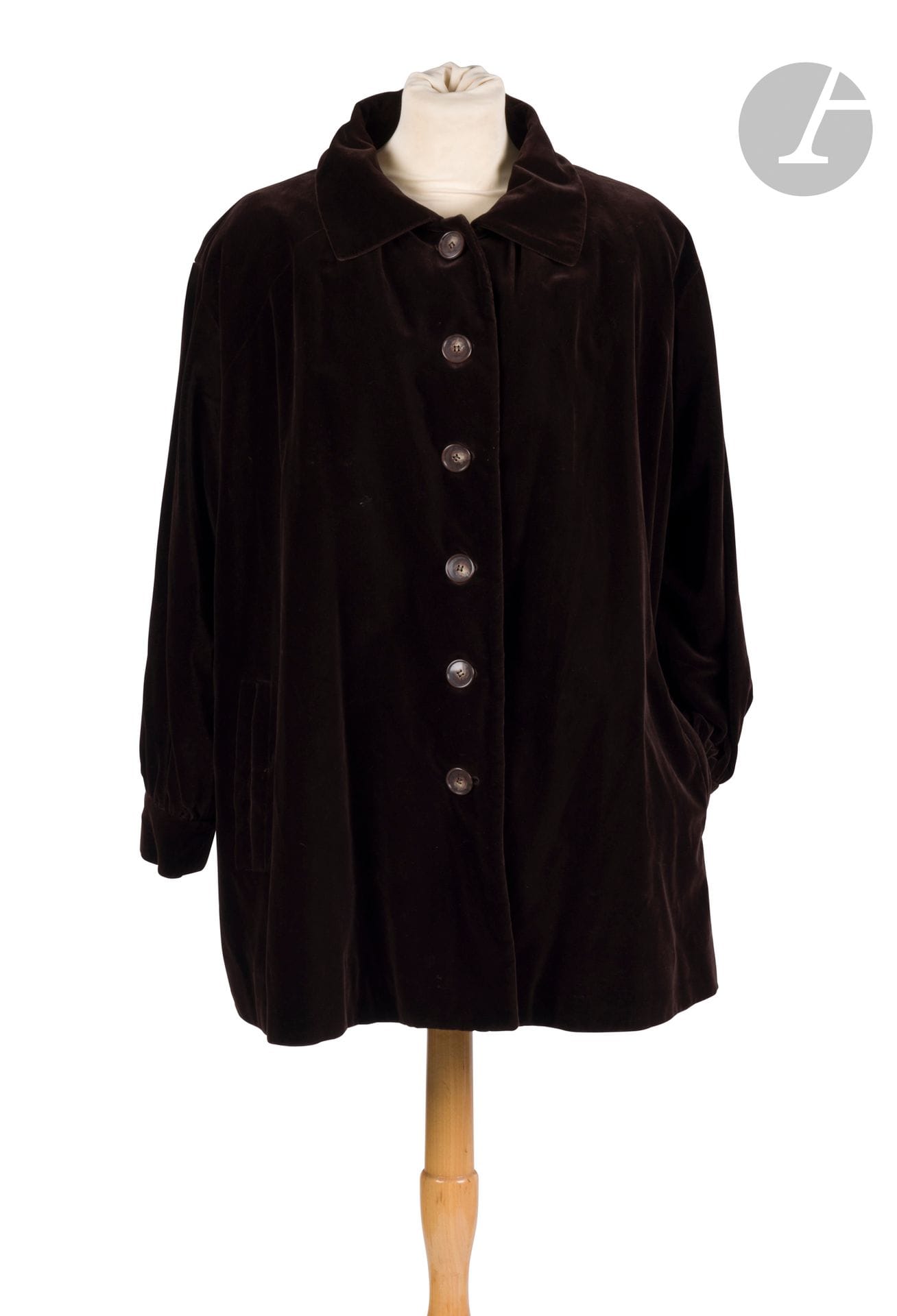 Yves SAINT LAURENT Rive Gauche
Manteau en velours marron. T.40 environ