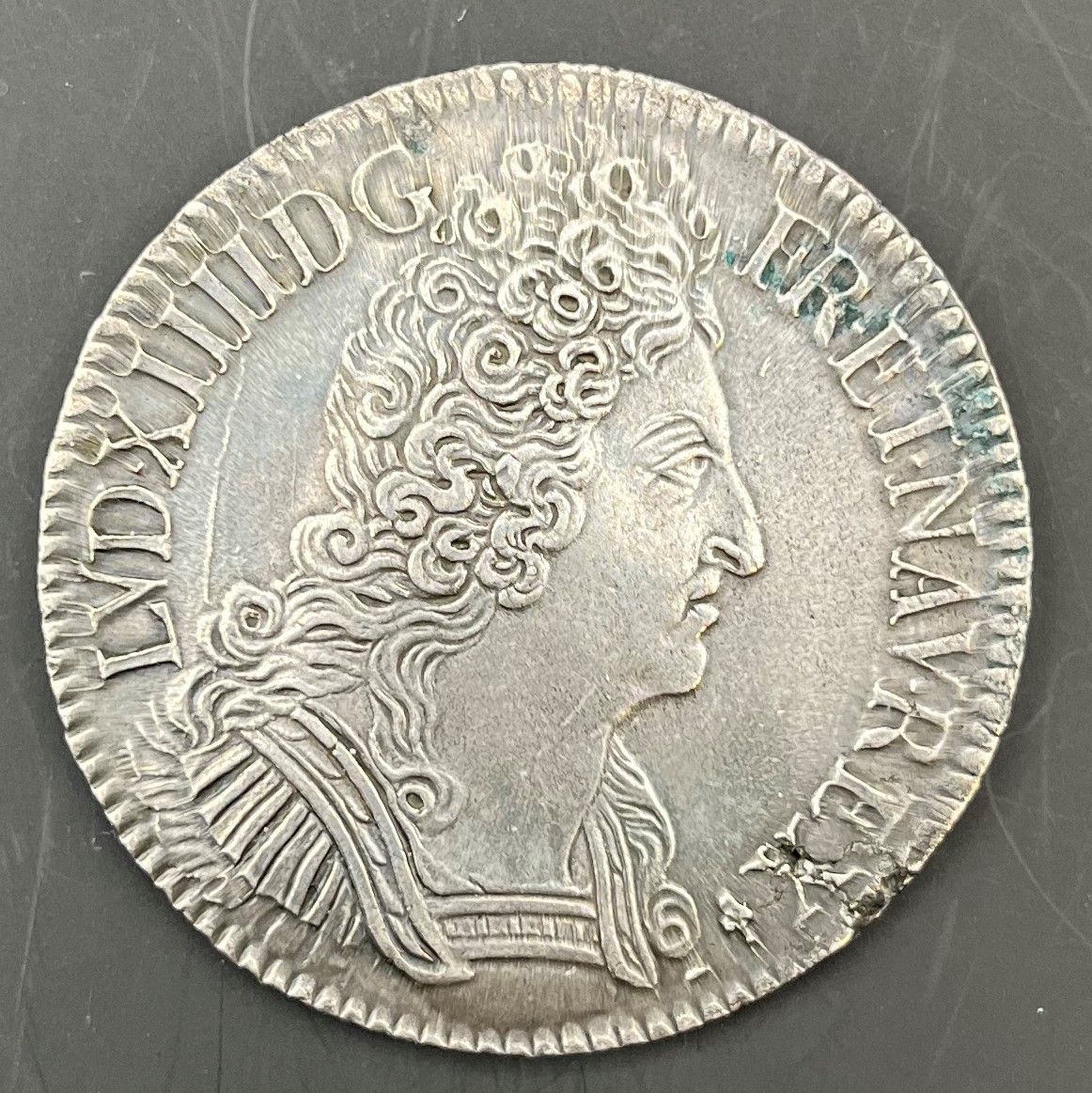 MONNAIES FRANÇAISES ROYALES EN ARGENT
 LOUIS XIV (1643-1715)
Ecu aux trois couronnes, en argent, 1709, S=Reims. Défaut de flan sur l’avers à 5h.
D.1568
TB+