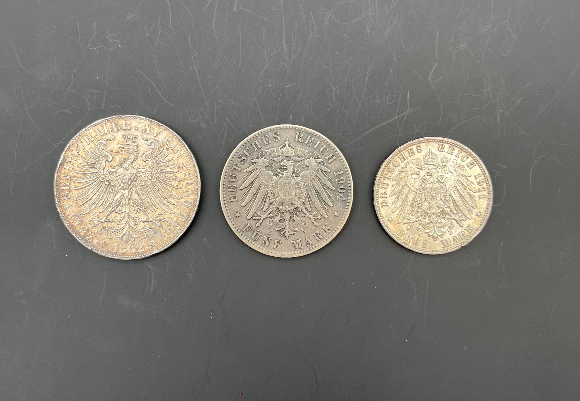 FOREIGN CURRENCIES 
Germany
FREE CITIES.
 LOT of 3 silver coins:
- double-thaler from Frankfurt am Main dated 1862 (edge strike, VG), 
- 5 mark Hamburg dated 1904 (VF) and 3 mark dated 1911 (VF). KM.365, 510, 520 
The 3