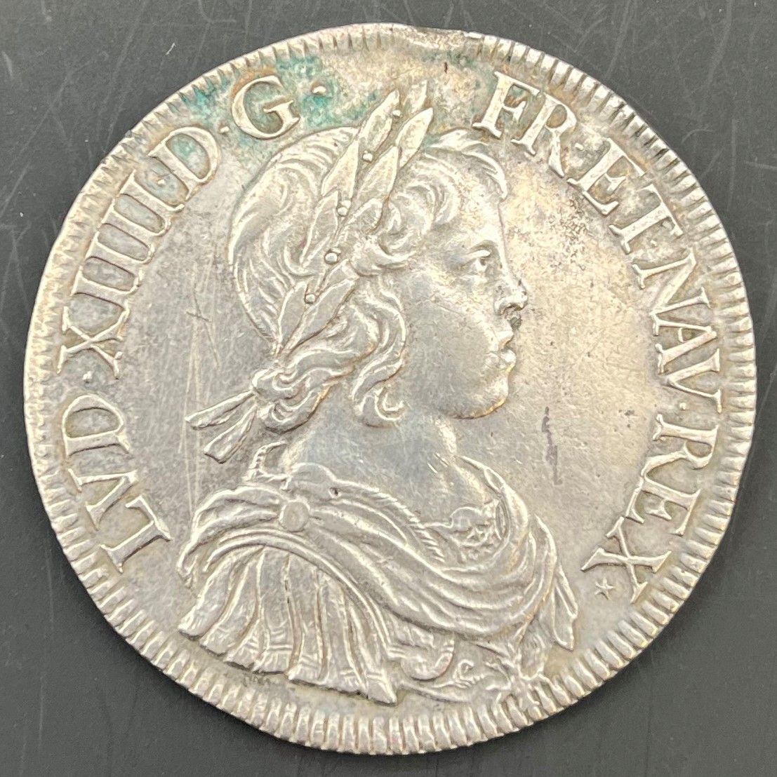 MONNAIES FRANÇAISES ROYALES EN ARGENT
 LOUIS XIV (1643-1715)
Ecu à la mèche courte, en argent, 1644, A=Paris.
D.1461
TB
 Rayures à l’avers et trace de monture à 12h.
