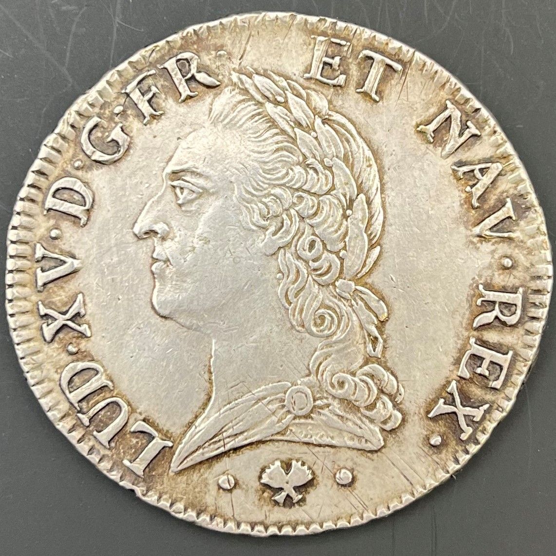 MONNAIES FRANÇAISES ROYALES EN ARGENT
 LOUIS XV (1715-1774)
Ecu dit à la vieille tête, en argent, 1774, L=Bayonne. Chevelure légèrement retouchée.
D.1685
TB