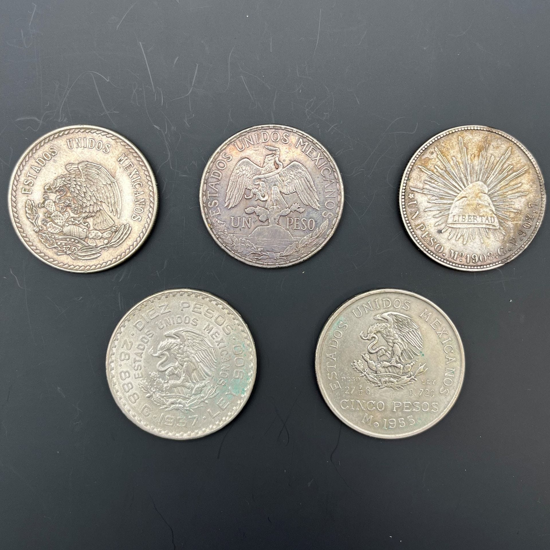 MEXIQUE.
-ROIS D’ESPAGNE.
LOT de 5 monnaies en argent frappées à Mexico.
-Deuxième République, peso 1908 GV(TB).
-Etats Unis du Mexique: peso au cavalier 1911 (TB), 
-5 pesos Cuauhtemoc 1948 (TB), 5 pesos Miguel Hidalgo 1953 (TB), 
-10 pesos Centenaire de la Constitution 1857-1957 (TTB).
KM.409.2, 453, 465, 467, 471    Les 5