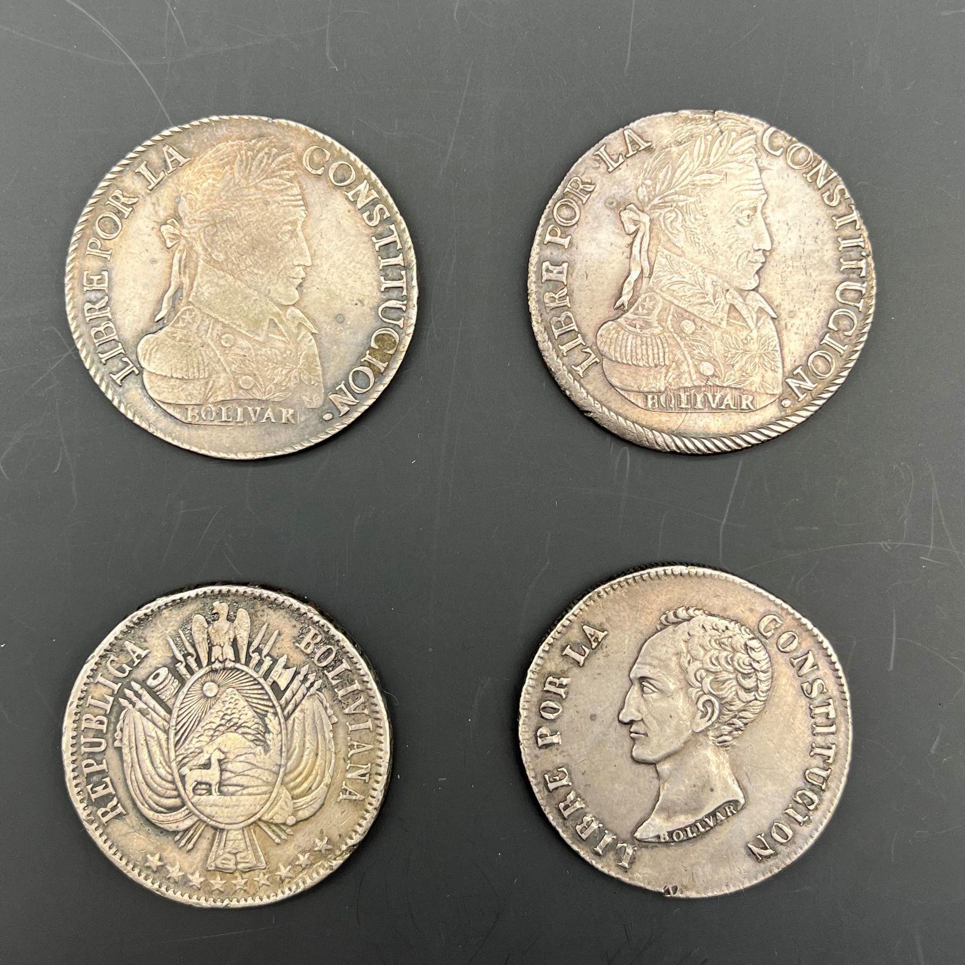 BOLIVIE (République).
LOT de 4 monnaies en argent frappées à Potosi: 
-8 soles au grand buste de Bolivar daté 1833 LM et 1837 LM, 
-8 soles au petit buste de Bolivar daté 1850 FM, boliviano daté 1865 FP.
KM.97, 109, 152.1
-TB        Les 3