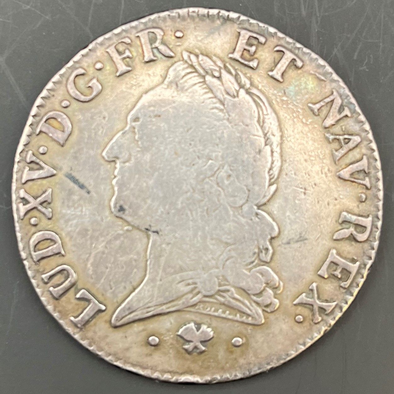 MONNAIES FRANÇAISES ROYALES EN ARGENT
 LOUIS XV (1715-1774)
Ecu dit à la vieille tête, en argent, 1773, L=Bayonne. Traces profondes de mise à poids au revers.
D.1685
B+