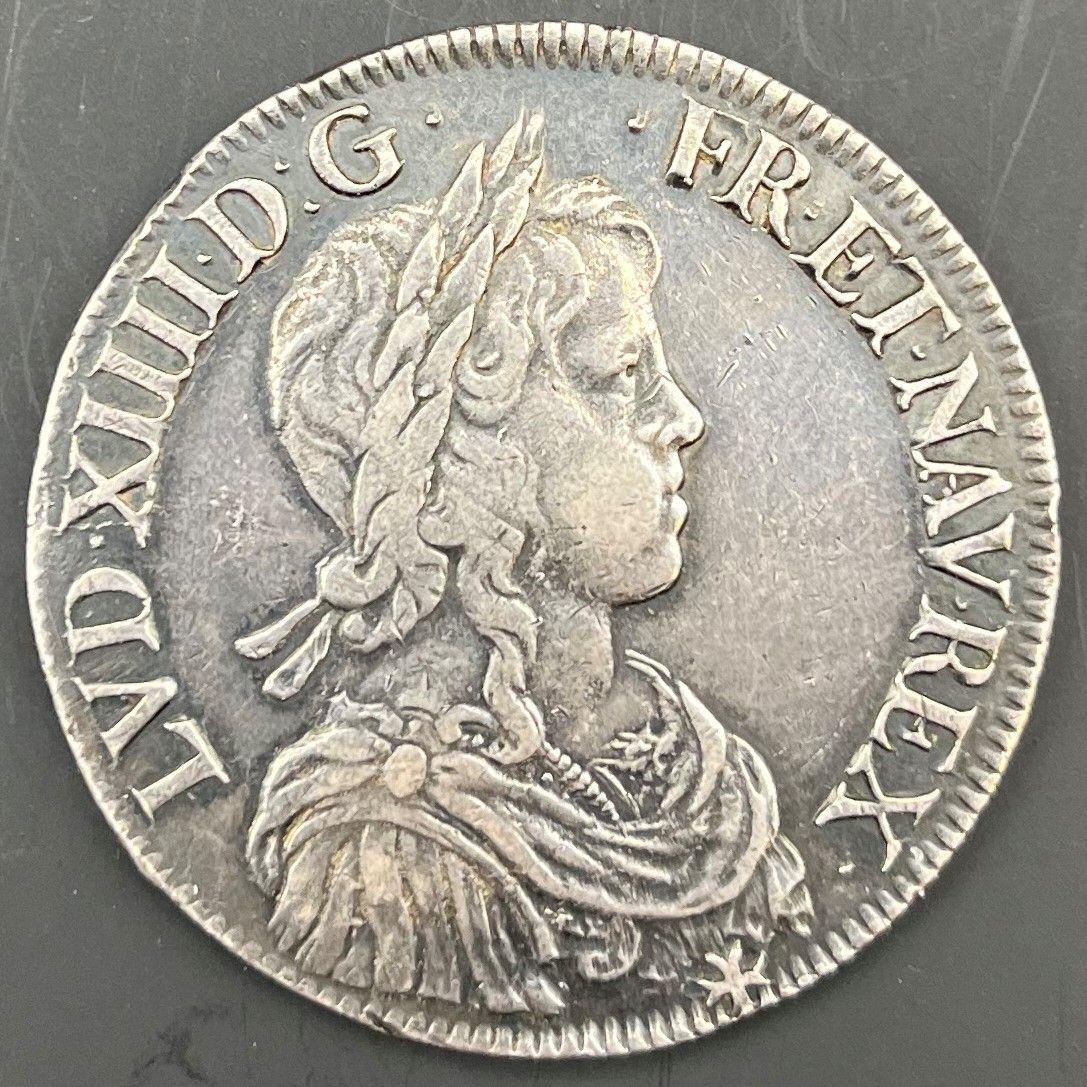MONNAIES FRANÇAISES ROYALES EN ARGENT
 LOUIS XIV (1643-1715)
Ecu à la mèche longue, en argent, 1648, B=Rouen.
D.1469
TB
 Trace de monture à 12h.