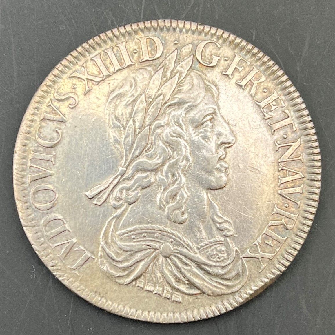 MONNAIES FRANÇAISES ROYALES EN ARGENT
LOUIS XIII (1610-1643).
 Ecu d’argent de 60 sols, 2ème poinçon de Warin (buste drapé et cuirassé), 1643, A=Paris.
D.1349 
TTB