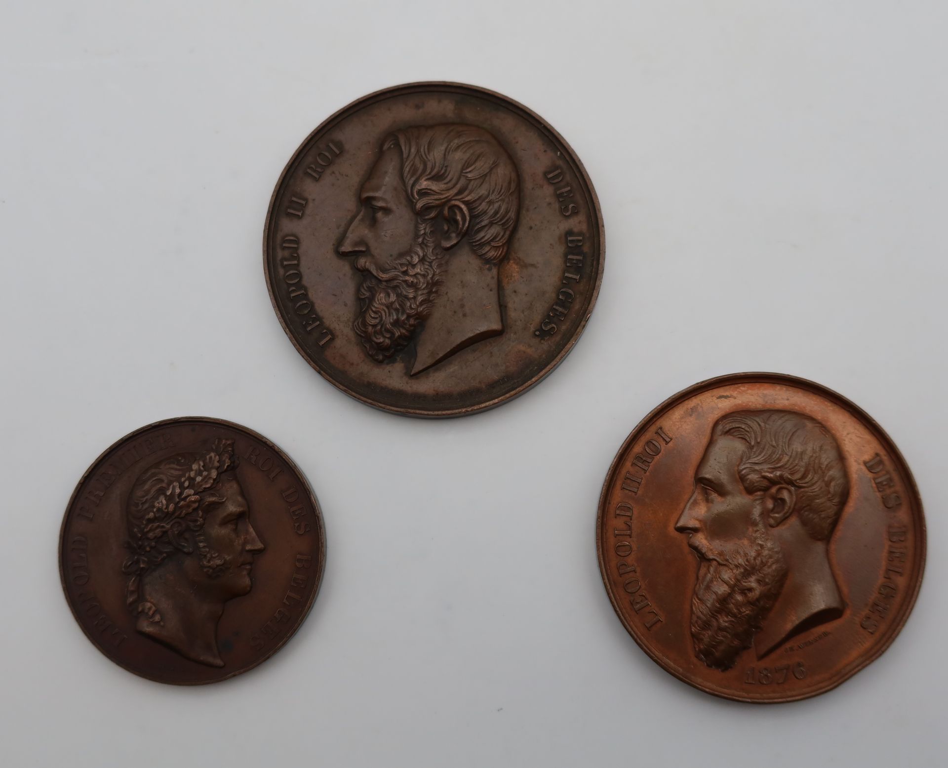 MEDAILLES
BELGIQUE. LOT de 3 médailles en bronze: 
LEOPOLD I, exposition de 1835, 50mm, graveur Jouvenel. 
LEOPOLD II, 60mm et 50mm de l’Exposition d’Hygiène et Sauvetage 
à Bruxelles 1876 (attribuée).
TTB