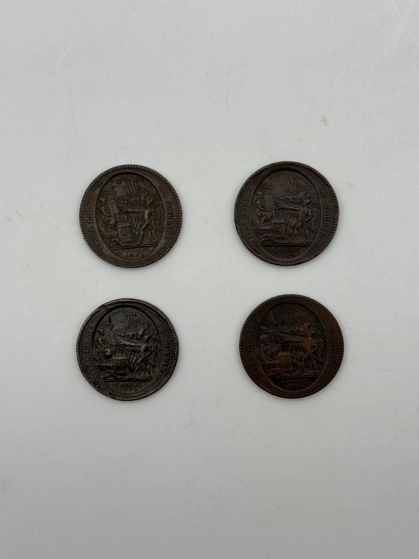 MONNAIES FRANÇAISES MODERNES ET CONTEMPORAINES
REVOLUTION FRANÇAISE.
LOT de 4 monnerons de Cinq sols au serment, 1792 an IV, en cuivre.
TB