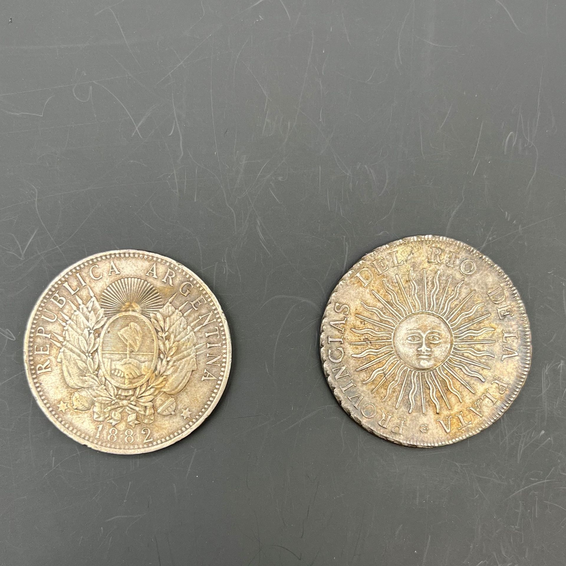 MONNAIES DES PAYS ETRANGERS
ARGENTINE 
LOT de 2 monnaies en argent. Provinces du Rio de la Plata, pièce de 8 réaux datée 1813 (TTB).
-République, peso daté 1882 (B+).
KM.5 et 29 Les 2