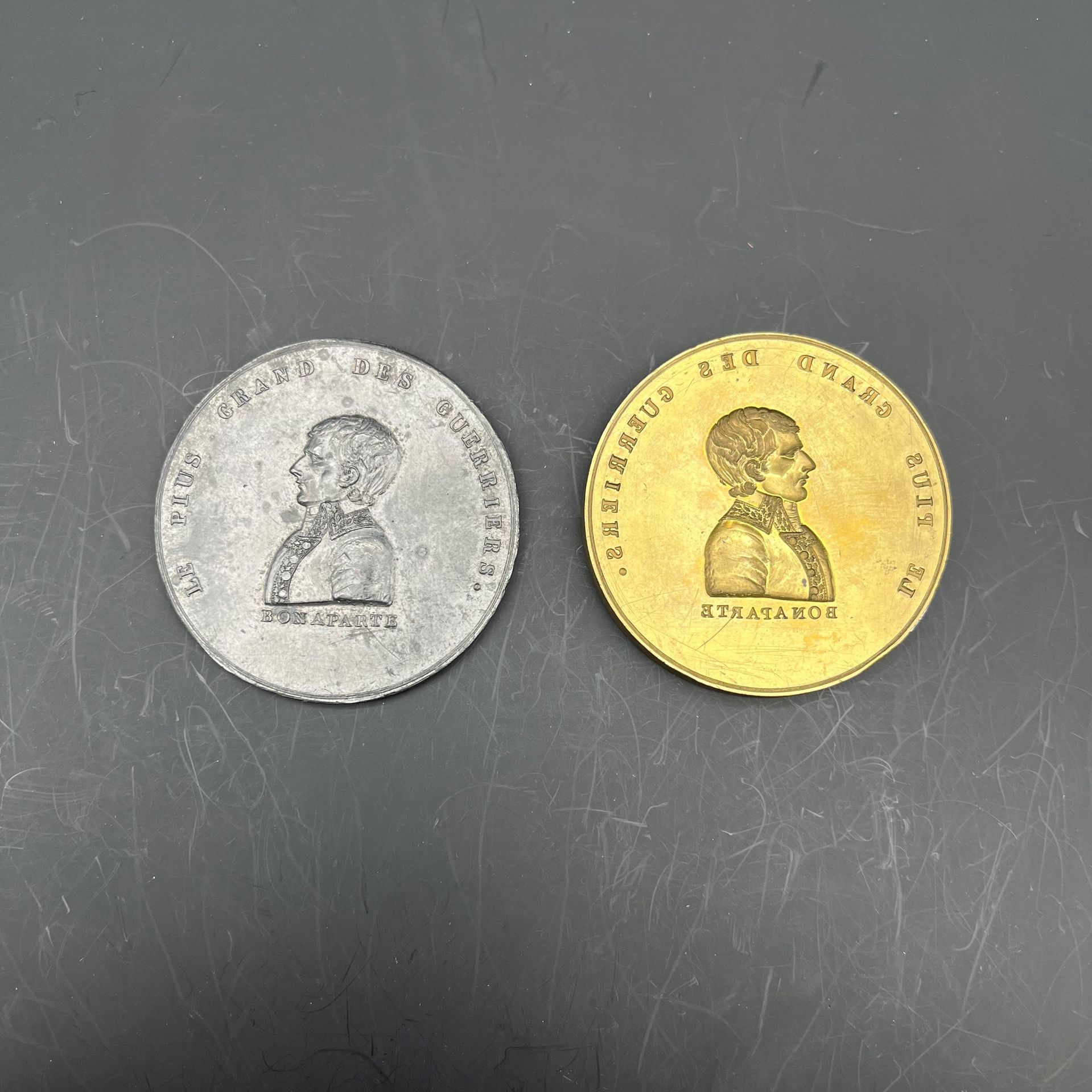 Matrice en creux au buste de Bonaparte et une frappe en étain.
D: 5,6 cm.
