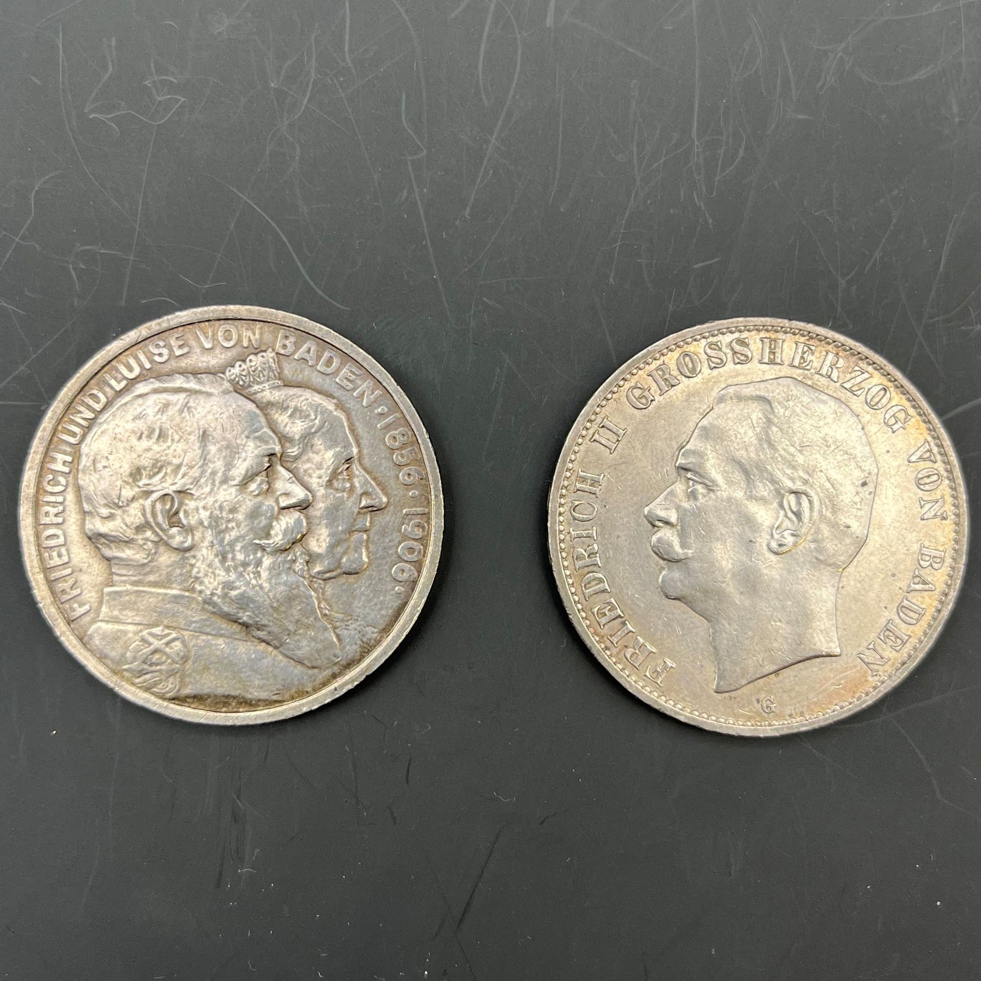 MONNAIES DES PAYS ETRANGERS 
Allemagne
GRAND-DUCHE DE BADE. LOT de 2 pièces de 5 mark en argent:
Noces d’or de Frédéric I 1906 et type courant de 1913.
KM.277 et 281
Les 2      TTB