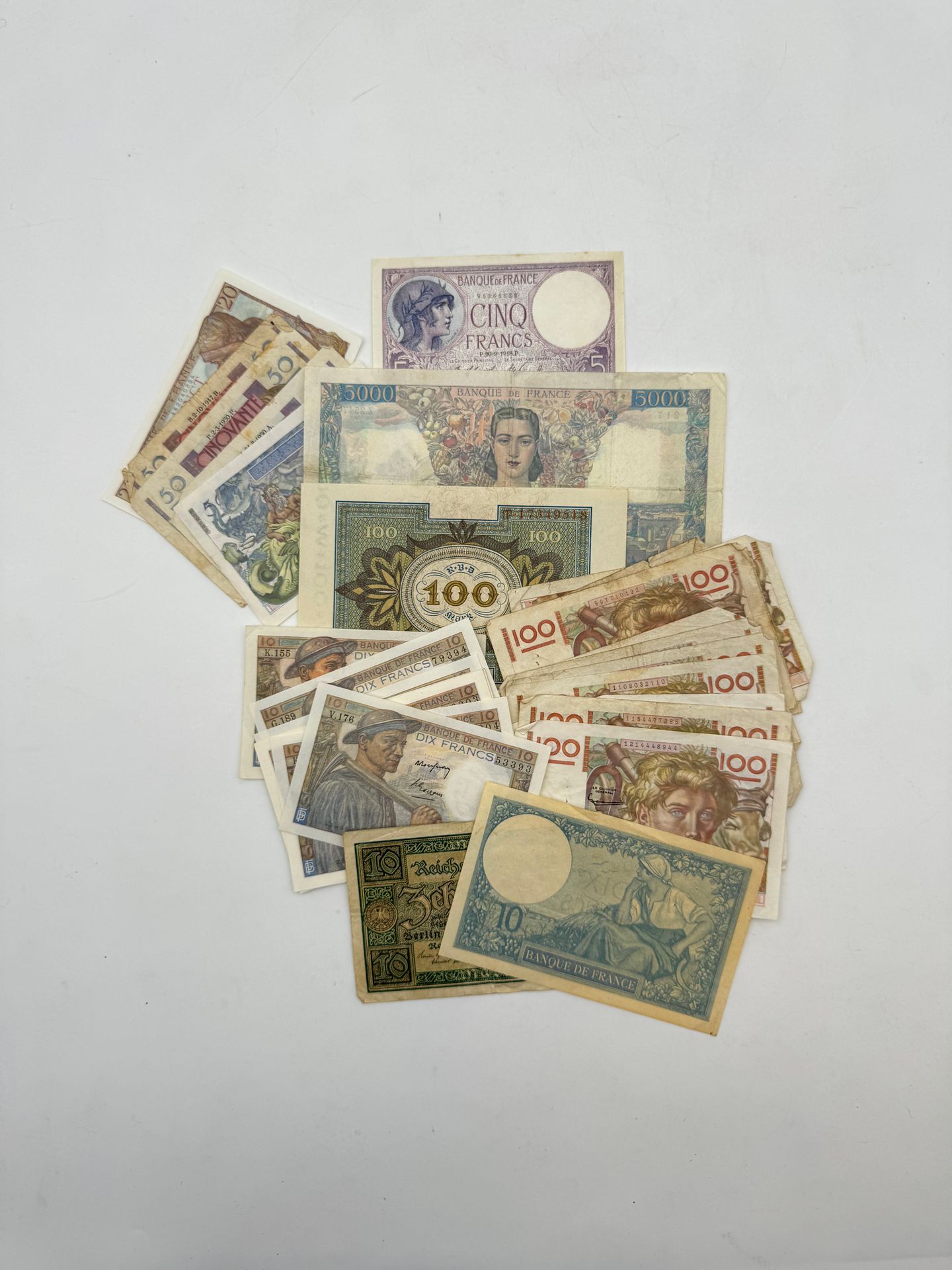 PAPIER-MONNAIES
LOT de 35 billets. BANQUE DE FRANCE (33 billets): 5 francs 1917 «Femme casquée» (1, TB), 
10 francs type 1915 «Minerve» (1, TTB), 10 francs type 1941 «Mineur» (13, TTB et SUP), 
20 francs type 1942 «Pêcheur» (1, TTB), 50 francs type 1946 «Le Verrier» (4, B à TB), 
100 francs type 1945 «Jeune Payasan» (12, B à TB), 5000 francs type 1942 «Empire français» (1, B).
ALLEMAGNE. 100 mark 1920 (TTB) et 10 mark (10).