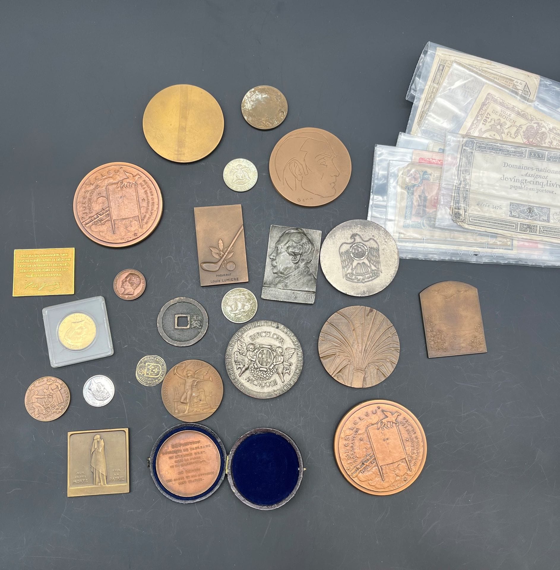 Lot très varié de médailles, plaquettes principalement francais, du XIX et XXe siècle, quelques billets de nécessité des chambres de commerce, assignats, monnaies. 
Etat divers.