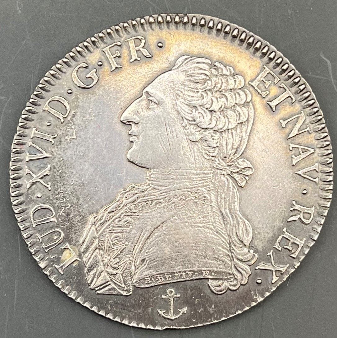 MONNAIES FRANÇAISES ROYALES EN ARGENT
 LOUIS XVI (1774-1793)
Ecu aux rameaux d’olivier, en argent, 1790, H=La Rochelle. Fines rayures sur le visage. Flan large. D.1708
TTB