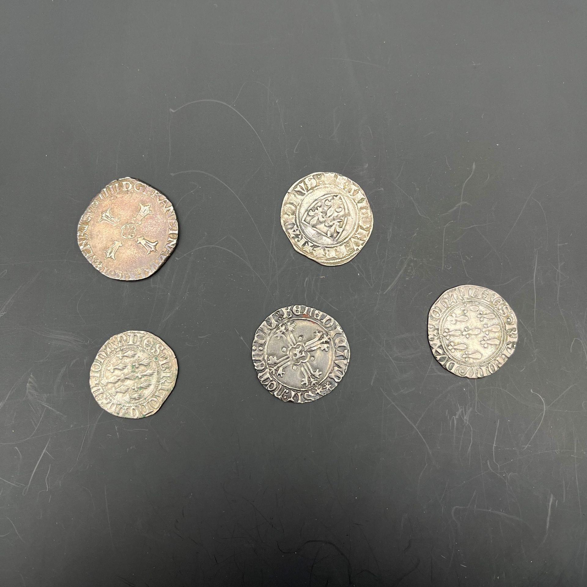 LOT de 5 monnaies françaises en argent. 
- Blanc dit Guénar de Charles VI (1380-1422),
- Quart d'écu d'Henri IV (1589-1610),frappe de l'atelier monétaire de La Rochelle,,date non lue..
- Duché de Bretagne.
- Blanc aux mouchetures de Jean V (1399-1448),2 exemplaires;Gros à l'écu aux 6 mouchetures d'hermine de François II (1458-1488),frappe de l'atelier monétaire de Rennes. 
Dans l'ensemble TTB
