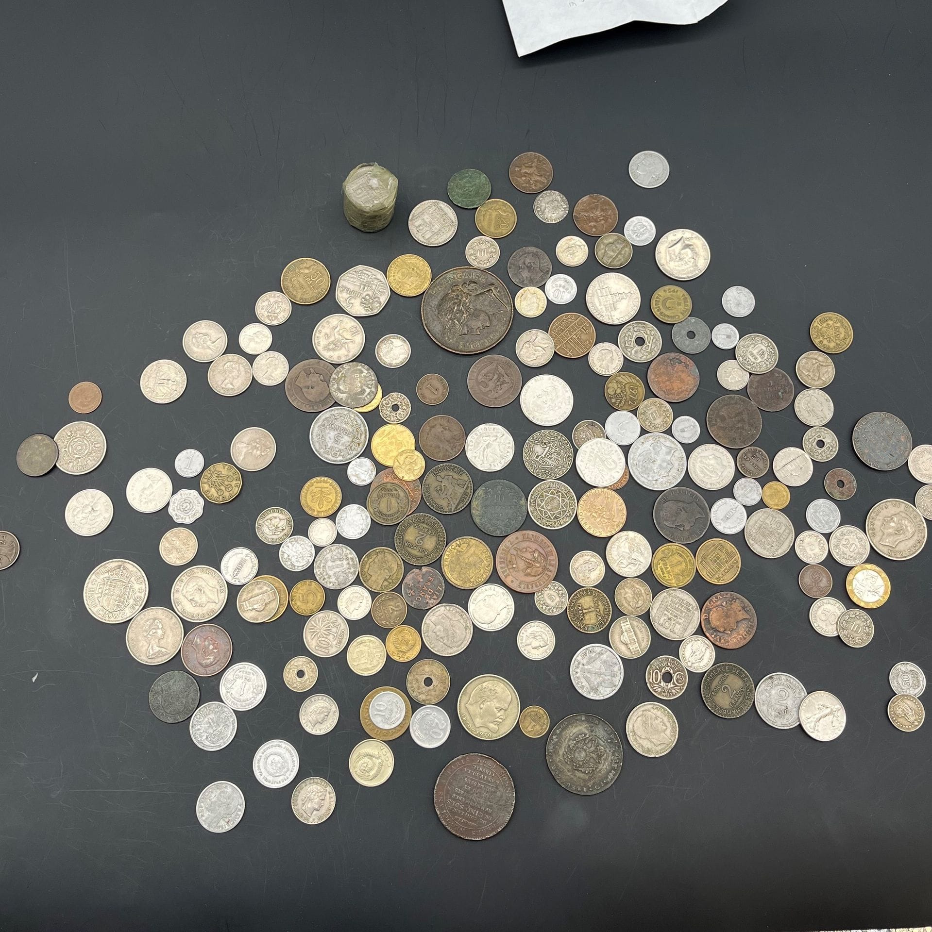 Lot de 17 pièces en argent principalement 20e  et françaises. 
Poids : 249g
On joint un lot de monnaie variés 20e s. en métaux divers. Retour de voyage : Russie, Allemagne, Suisse Cours, Royaume-Uni.
 Manque dim.