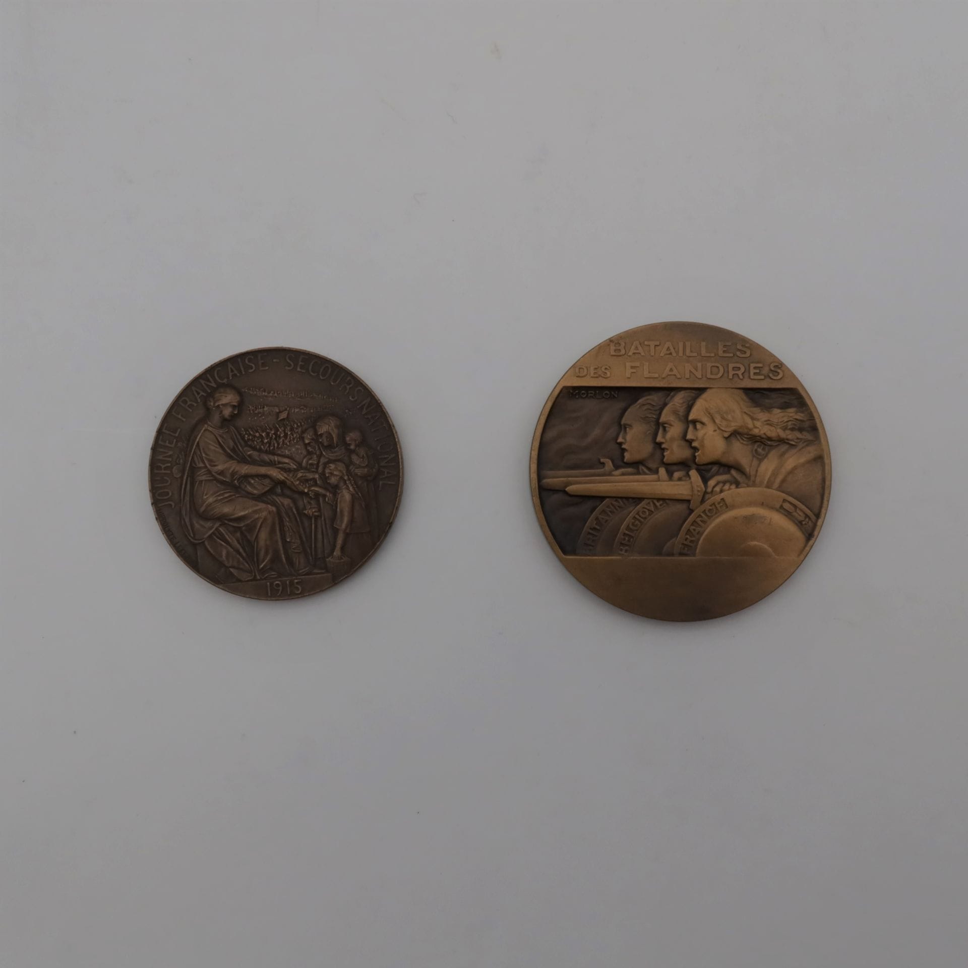 MEDAILLES
GUERRE DE 1914-1918.
LOT de 2 médailles en bronze. Bataille de Flandres, bronze 59mm, graveur Morlon. 
Journée française du Secours National 1915, bronze 50mm, graveur Hippolyte Lefebvre.
SUP et TTB
