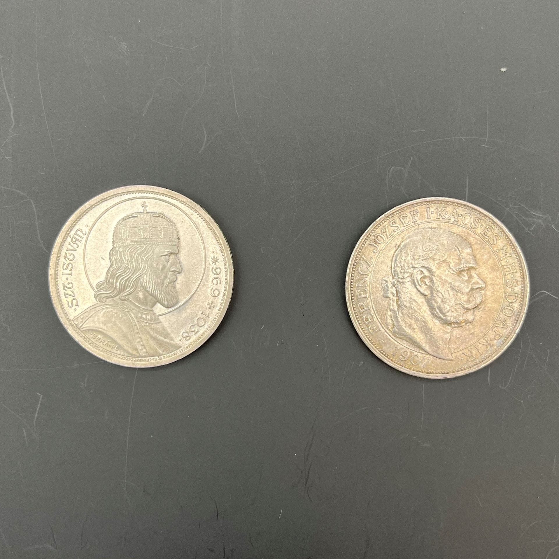 HONGRIE.
LOT de 2 monnaies en argent. Royaume: 
-5 korona de François-Joseph I, 40ème anniversaire du règne, 1907, frappé à Krennitz (TB). 
-Régence (1926-1945), 5 pengö, 900ème anniversaire de la mort de Saint-Etienne, 
-1938, frappé à Budapest  (TTB+).
KM.489.5 et 516
-Les 2