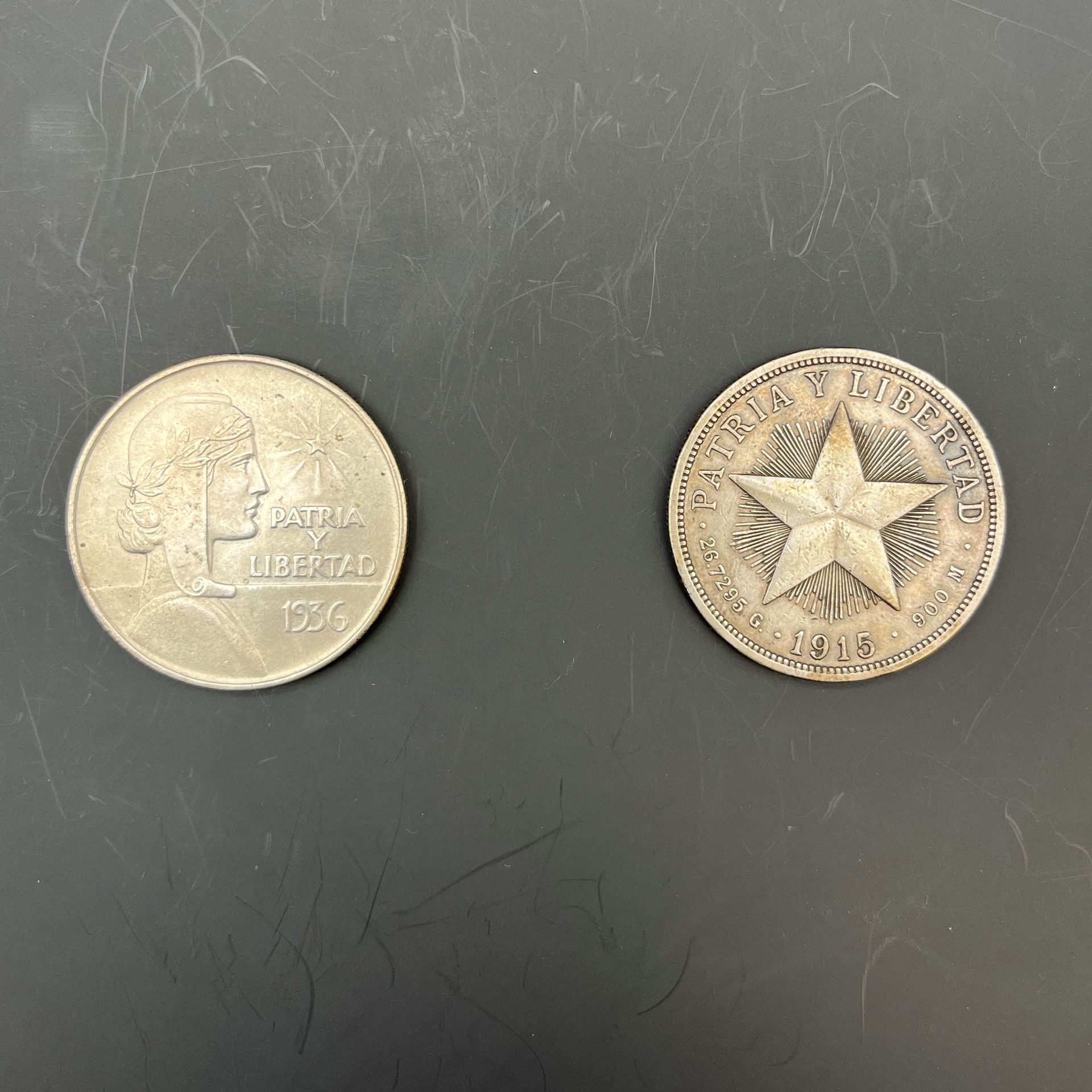 CUBA
 LOT de 2 pièces de 1 peso en argent: 
-peso à l’étoile daté 1915 (TB) et peso au buste à droite daté 1936 (TTB).
KM.15 et 22
Les 2