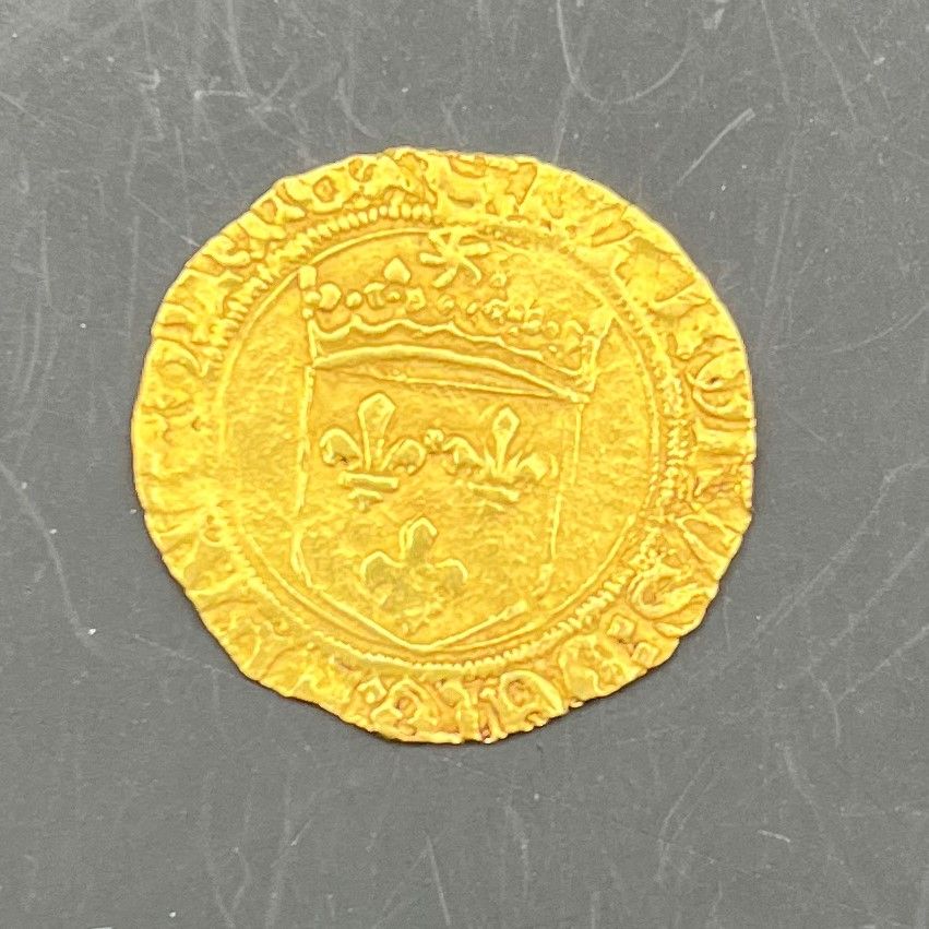 FRANCOIS Ier (1515-1547)
Demi écu d'or au soleil (poids net : 1,8 grammes), atelier non lu. 
Trace de soudure à midi. assez rare. 
B à TB